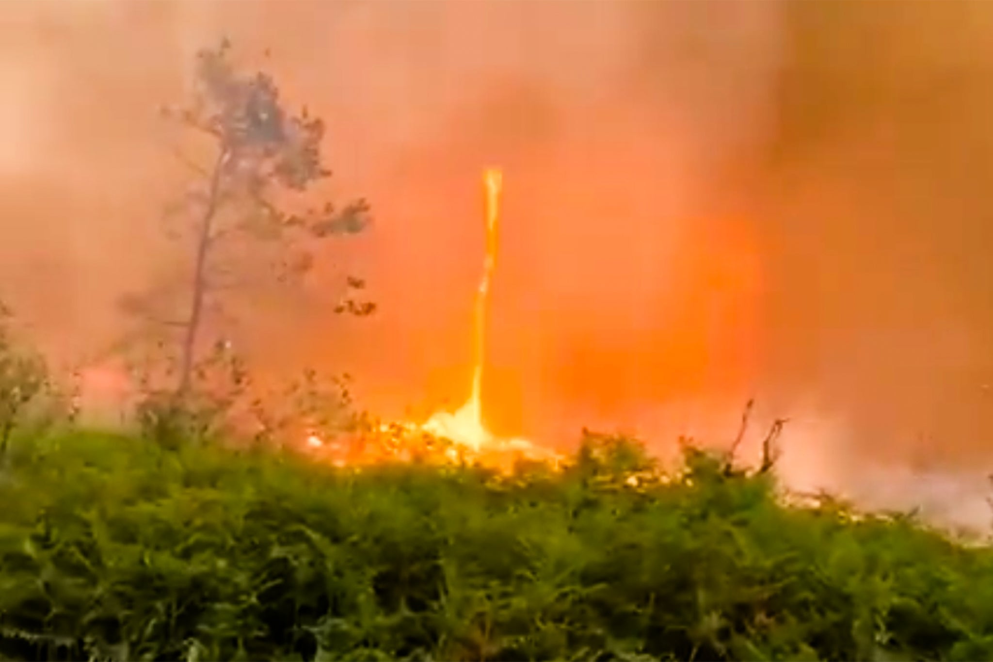 El reciente tornado de fuego en Burdeos, un fenómeno que se produce cuando el aire sobre la superficie terrestre se calienta