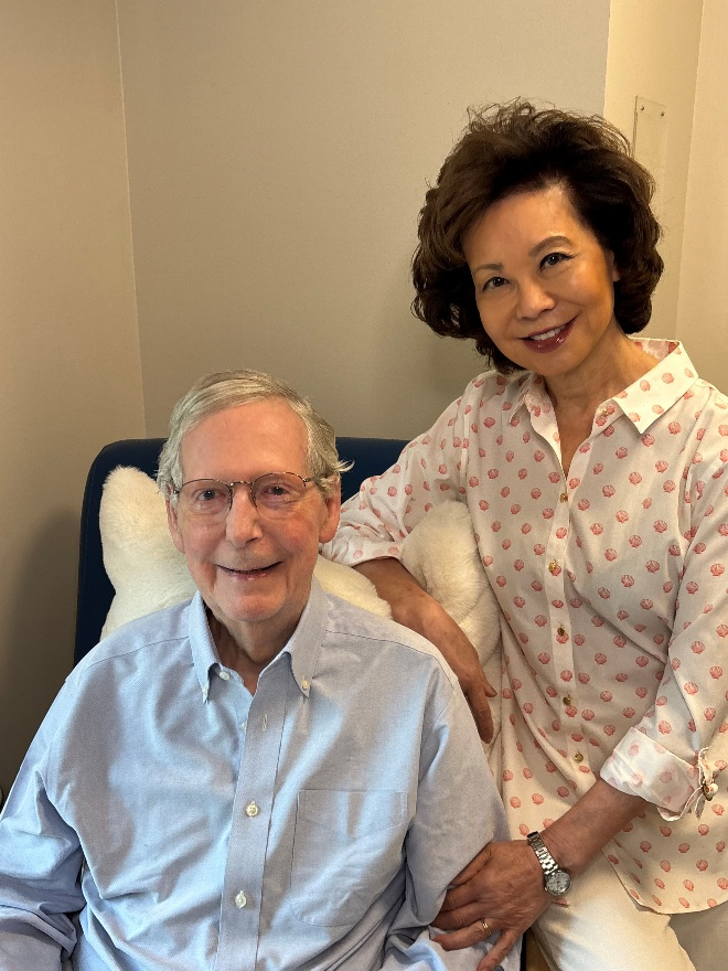 <p>El senador Mitch McConnell y su esposa, Elaine Chao, en una nueva foto publicada por su oficina desde el hospital</p>