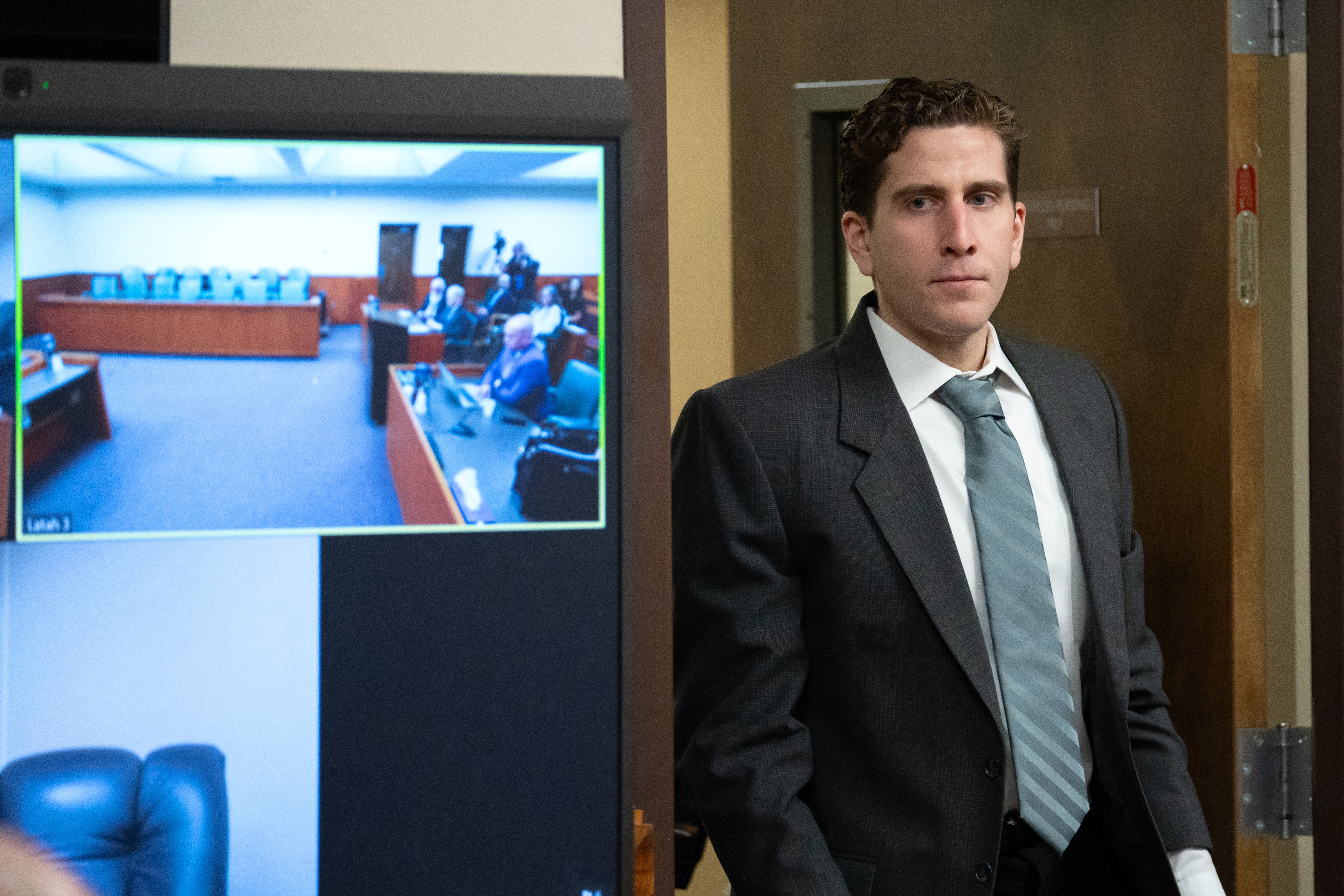 Bryan Kohberger, fotografiado en 2023, inicialmente se negó a declararse culpable por los asesinatos de Madison Mogen, Kaylee Goncalves, Ethan Chapin y Xana Kernodle. Más tarde aceptó un acuerdo y se declaró culpable a cambio de que la fiscalía retirara la posibilidad de solicitar la pena de muerte
