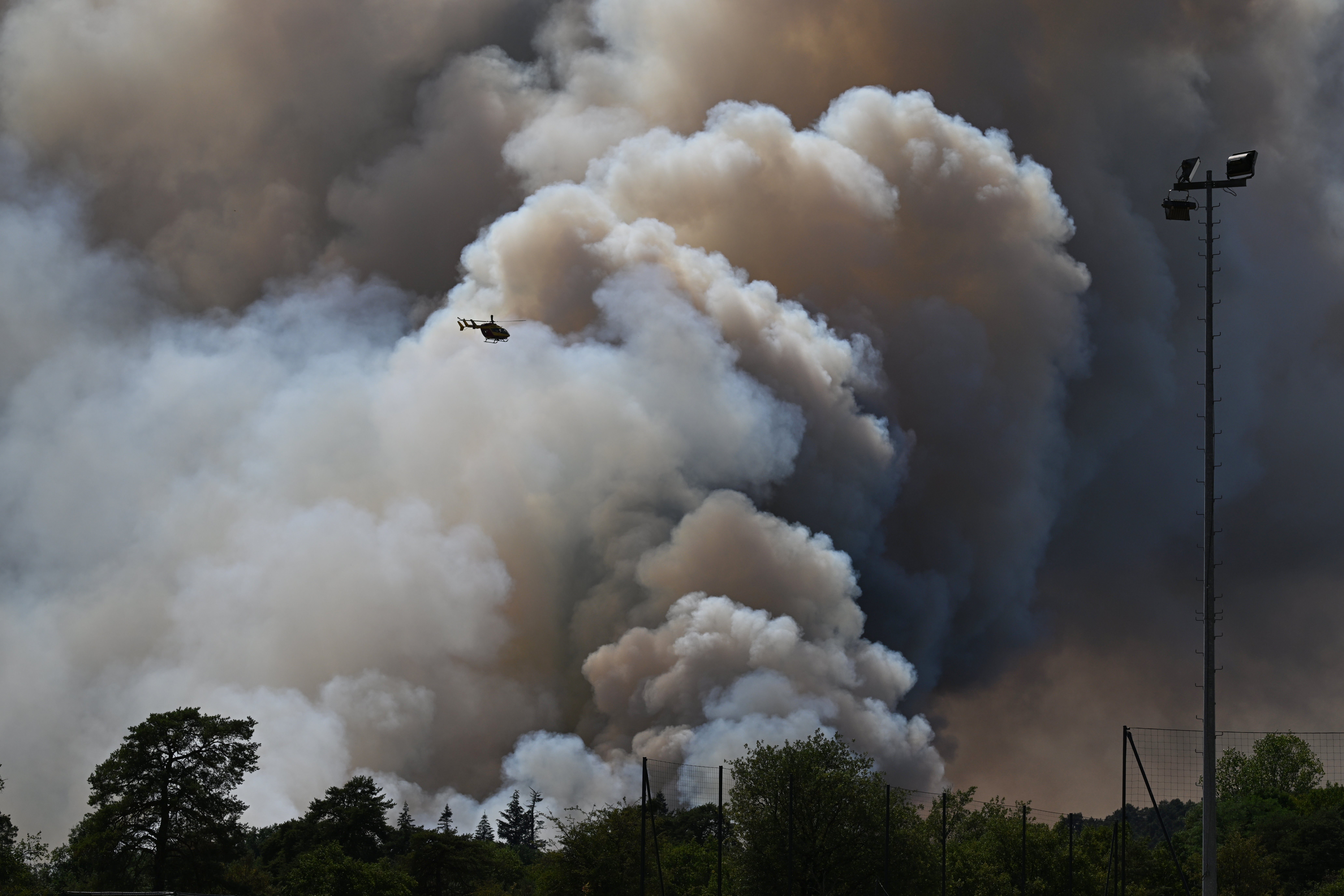 EUROPA-INCENDIOS-TORMENTA ELÉCTRICA