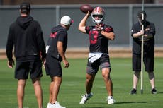 El QB de 49ers Brock Purdy se adapta al inicio del campamento sin Kyle Shanahan