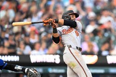 Los 4 hits de Holliday y 3 jonrones de Orioles impulsan triunfo 8-5 sobre Tigres