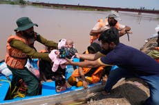 Muertos por monzón en Pakistán superan 100 en un mes; pronostican más lluvias fuertes