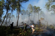 Los bomberos en Francia contienen un gran incendio forestal mientras vuelve el calor