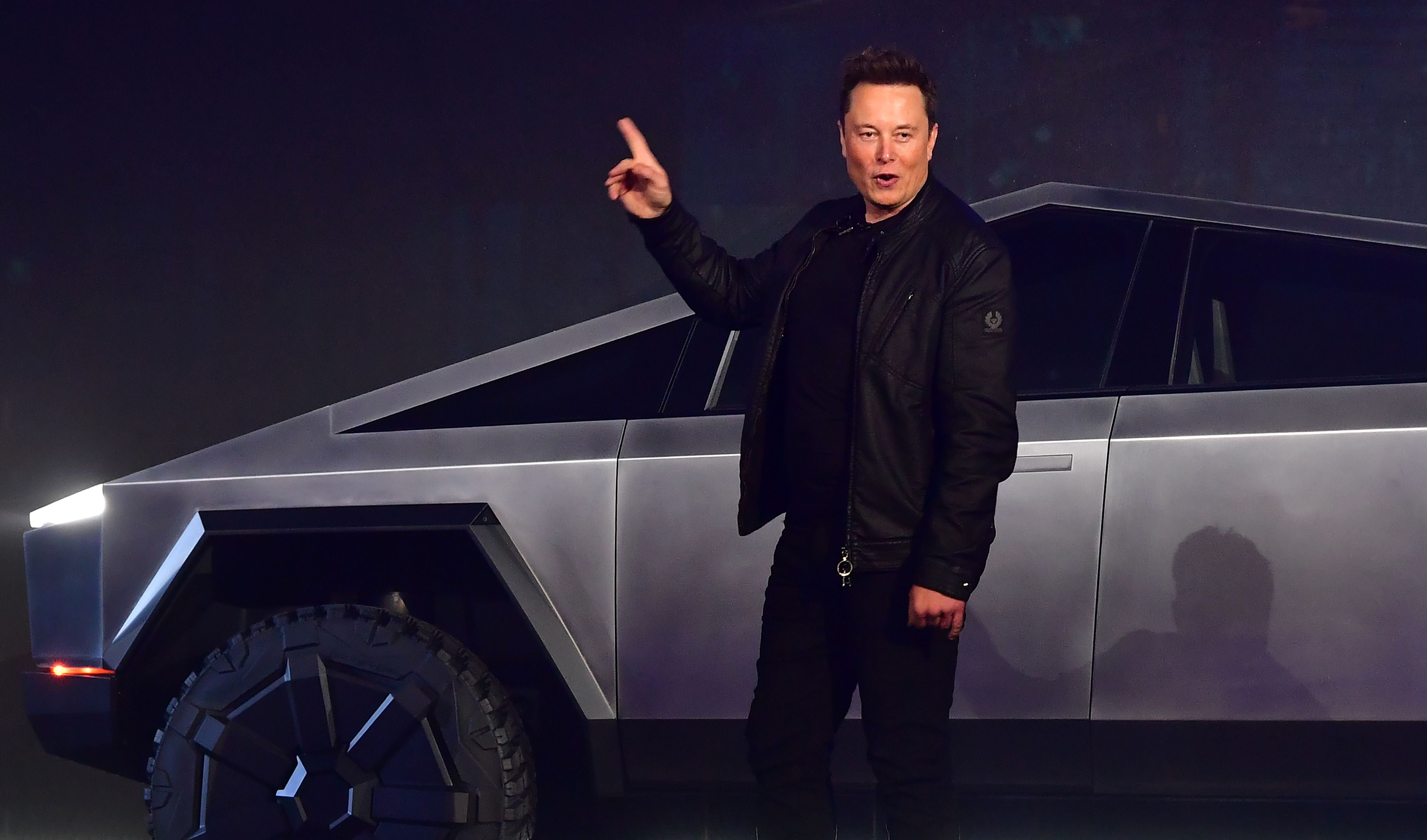 <p>Un antiguo directivo de Tesla ha demandado a la empresa, dirigida por Elon Musk (en la foto), por supuestas deficiencias en el sistema de conducción autónoma que, según él, podrían poner en peligro a los conductores</p>