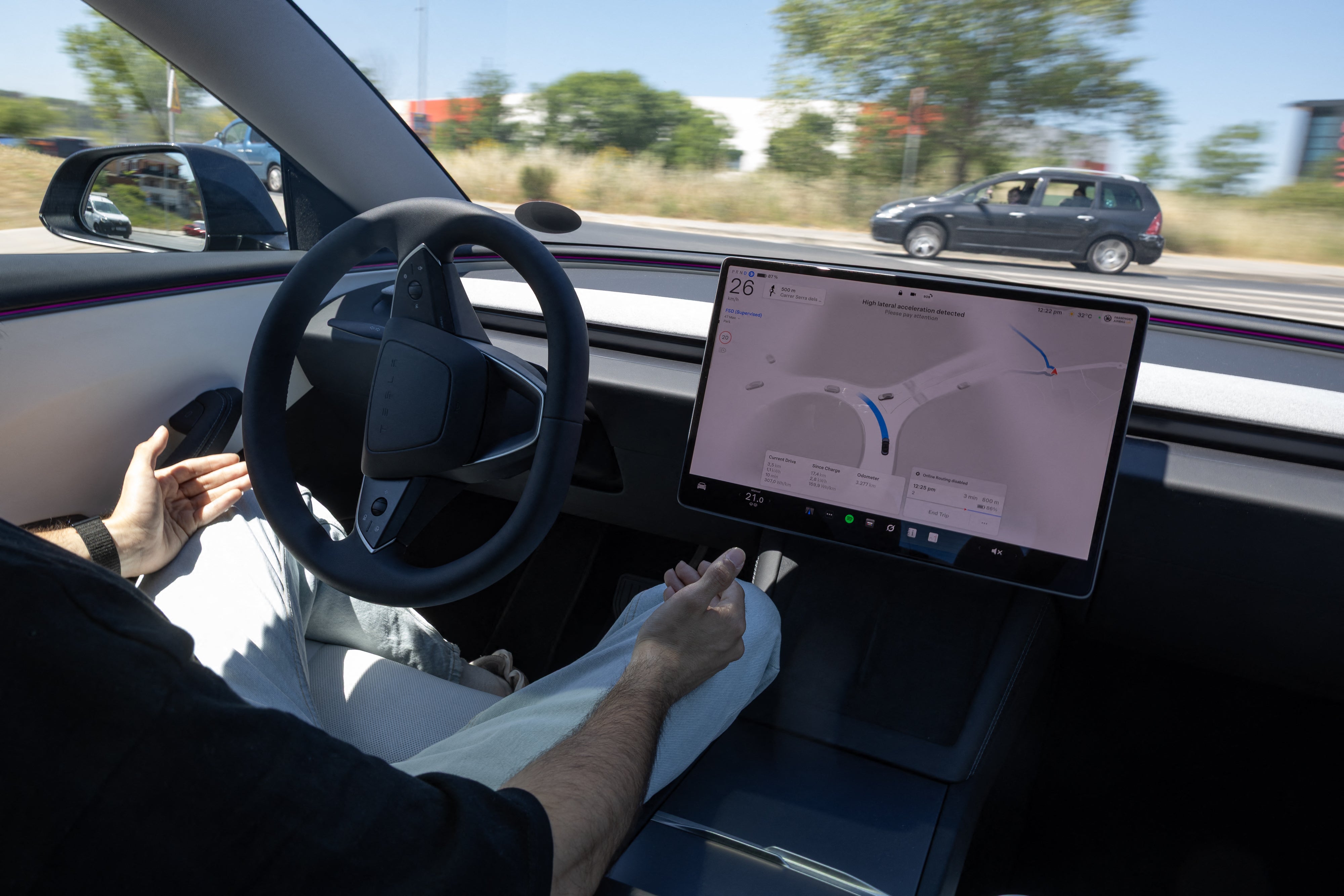 Un antiguo gerente de Tesla ha demandado a la empresa por supuestas deficiencias en el sistema de conducción autónoma que, según él, podrían poner en peligro a los conductores