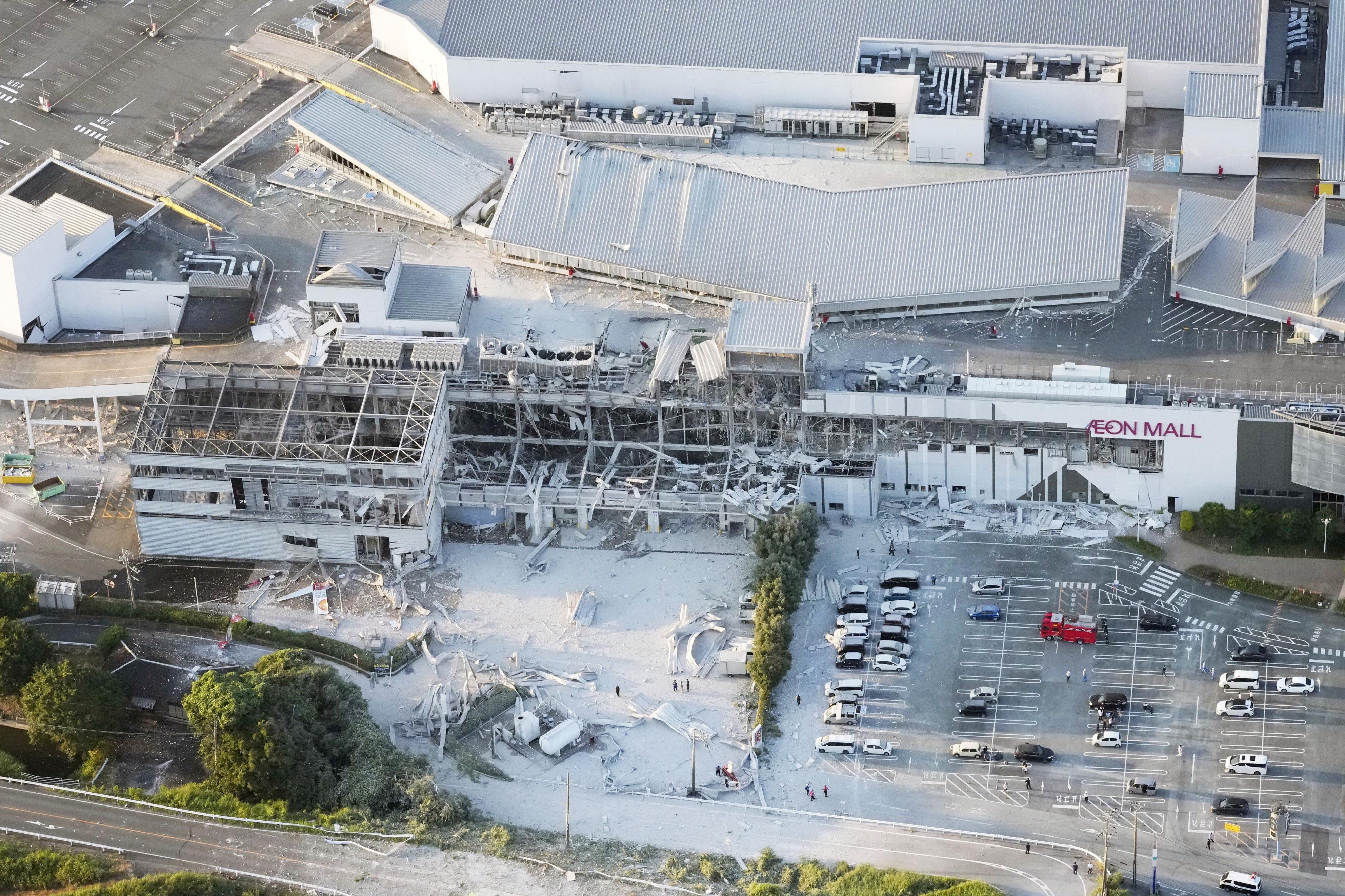 Vista aérea del centro comercial Aeon, que sufrió graves daños tras el terremoto de magnitud preliminar 7,1 que sacudió la prefectura japonesa de Kumamoto