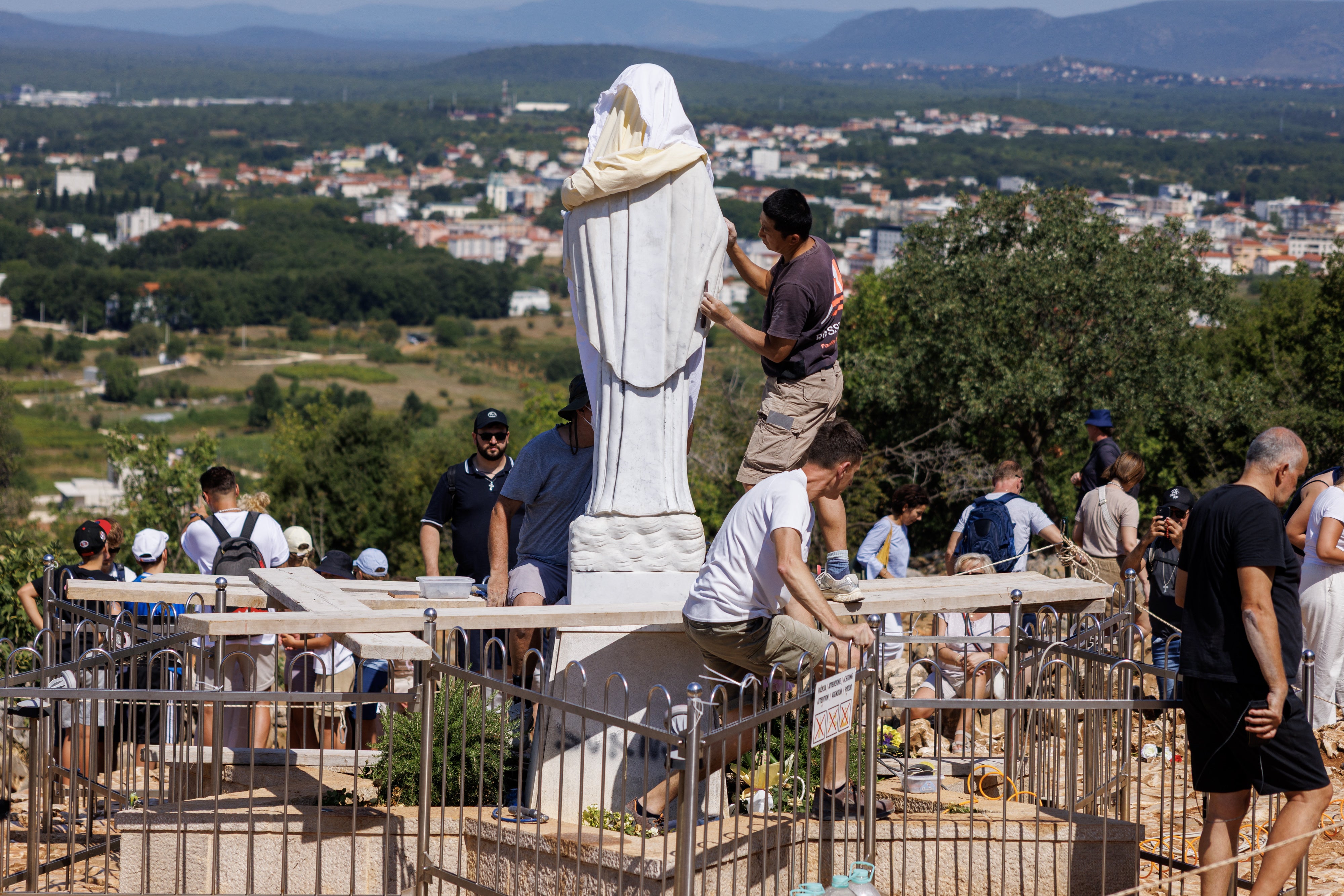 BOSNIA-VIRGEN VANDALIZADA