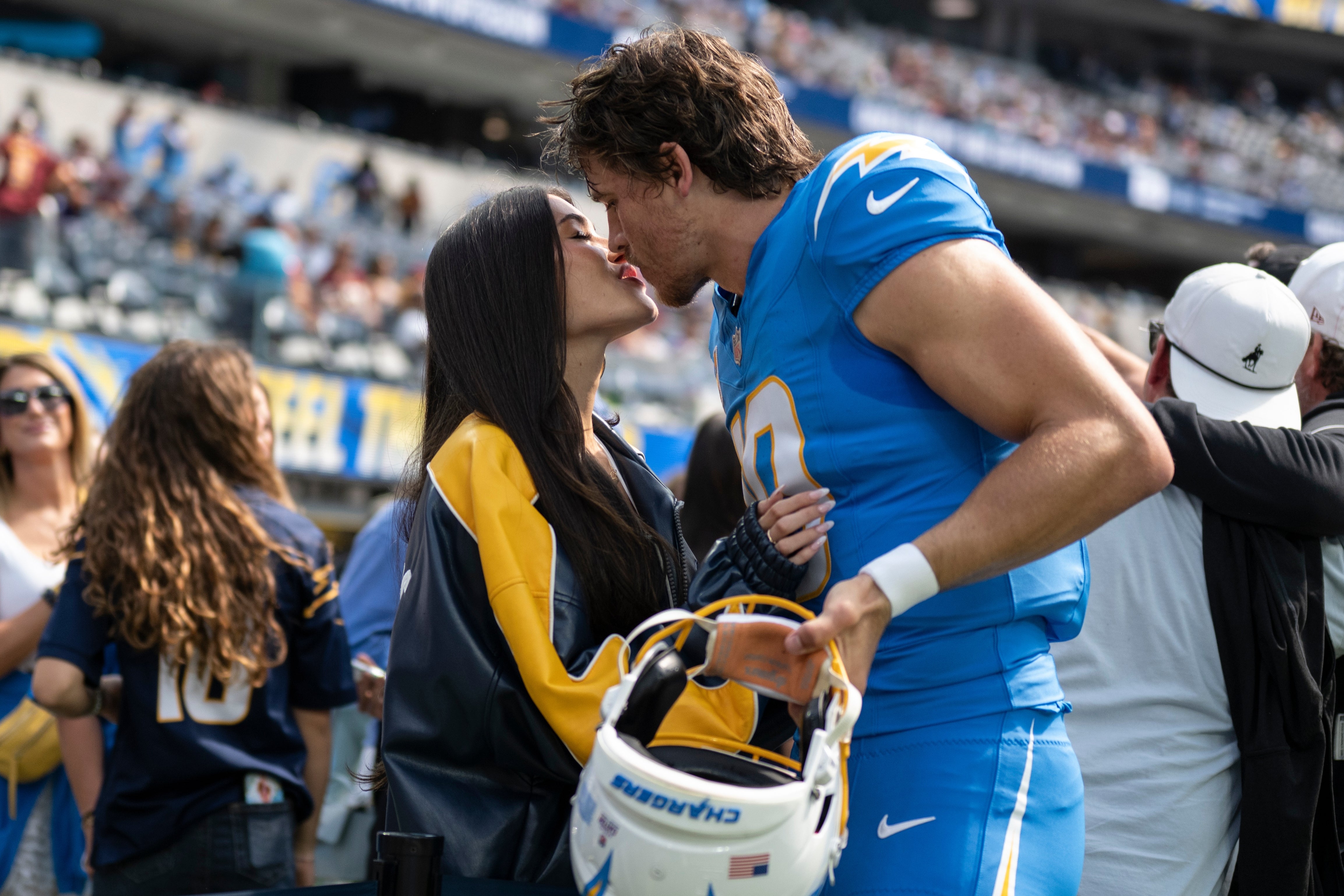 Un anillo para Justin Herbert: el quarterback se compromete con Madison Beer