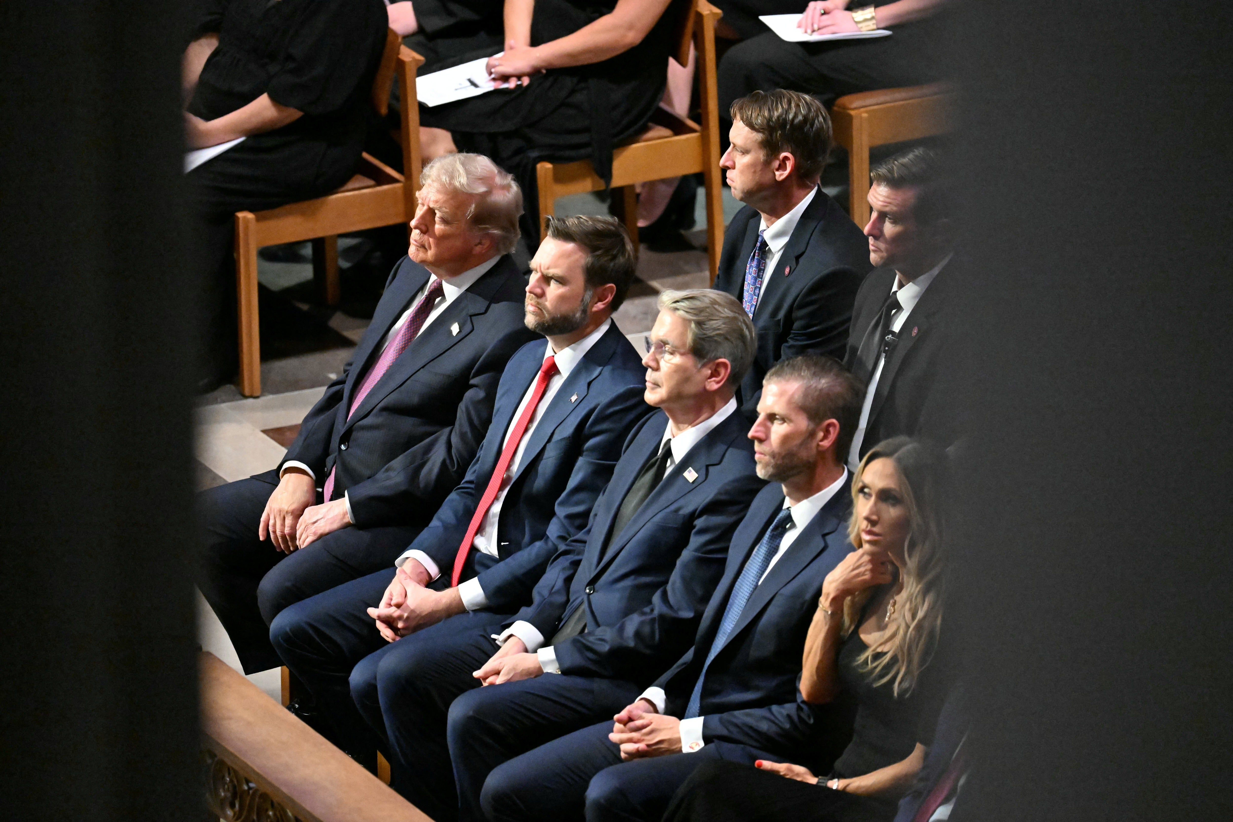 Varios funcionarios estadounidenses que asistieron al funeral de Graham, entre ellos J. D. Vance, Scott Bessent y Pete Hegseth