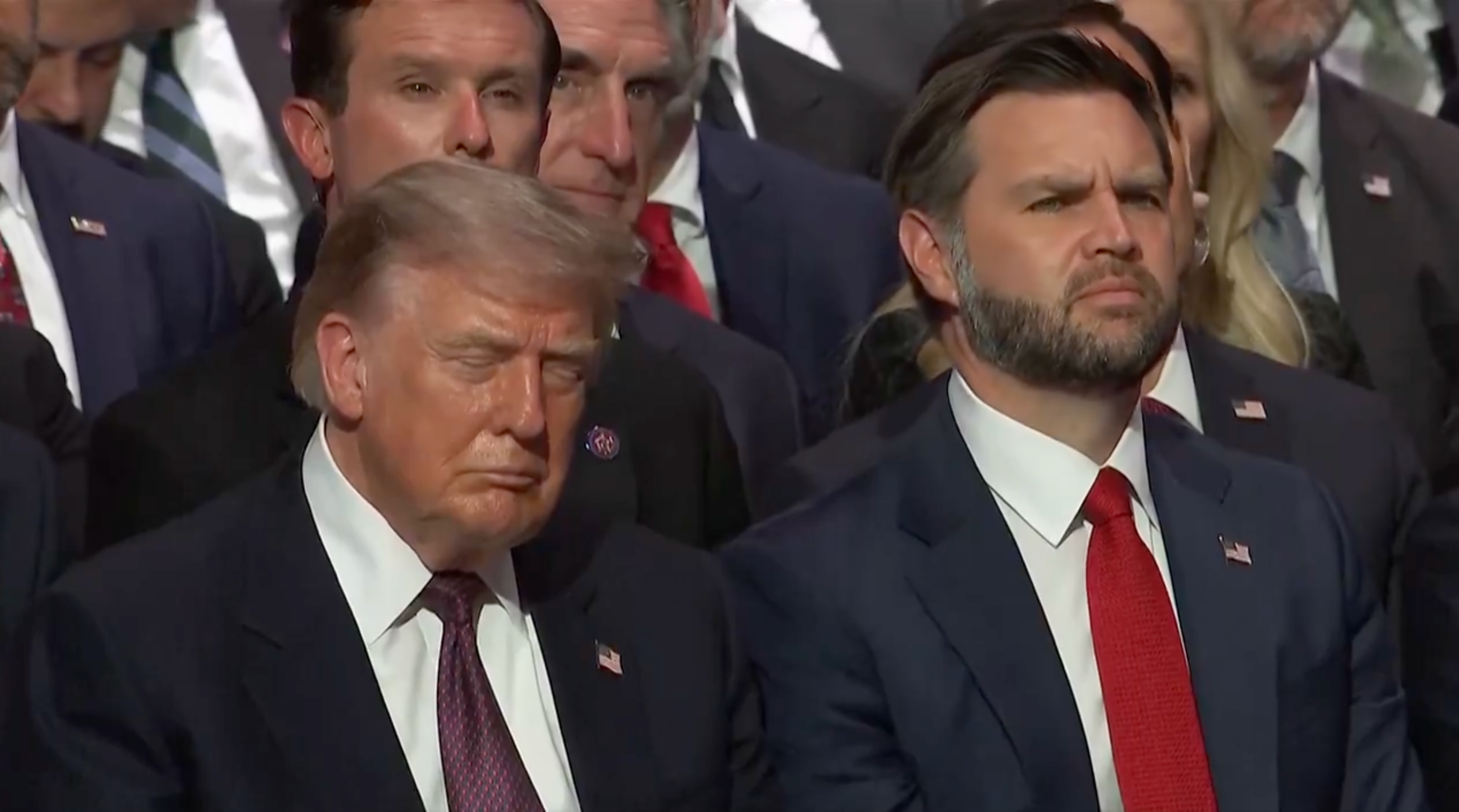 El presidente Donald Trump pareció quedarse dormido durante el funeral de Lindsey Graham, celebrado el martes en la Catedral Nacional de Washington