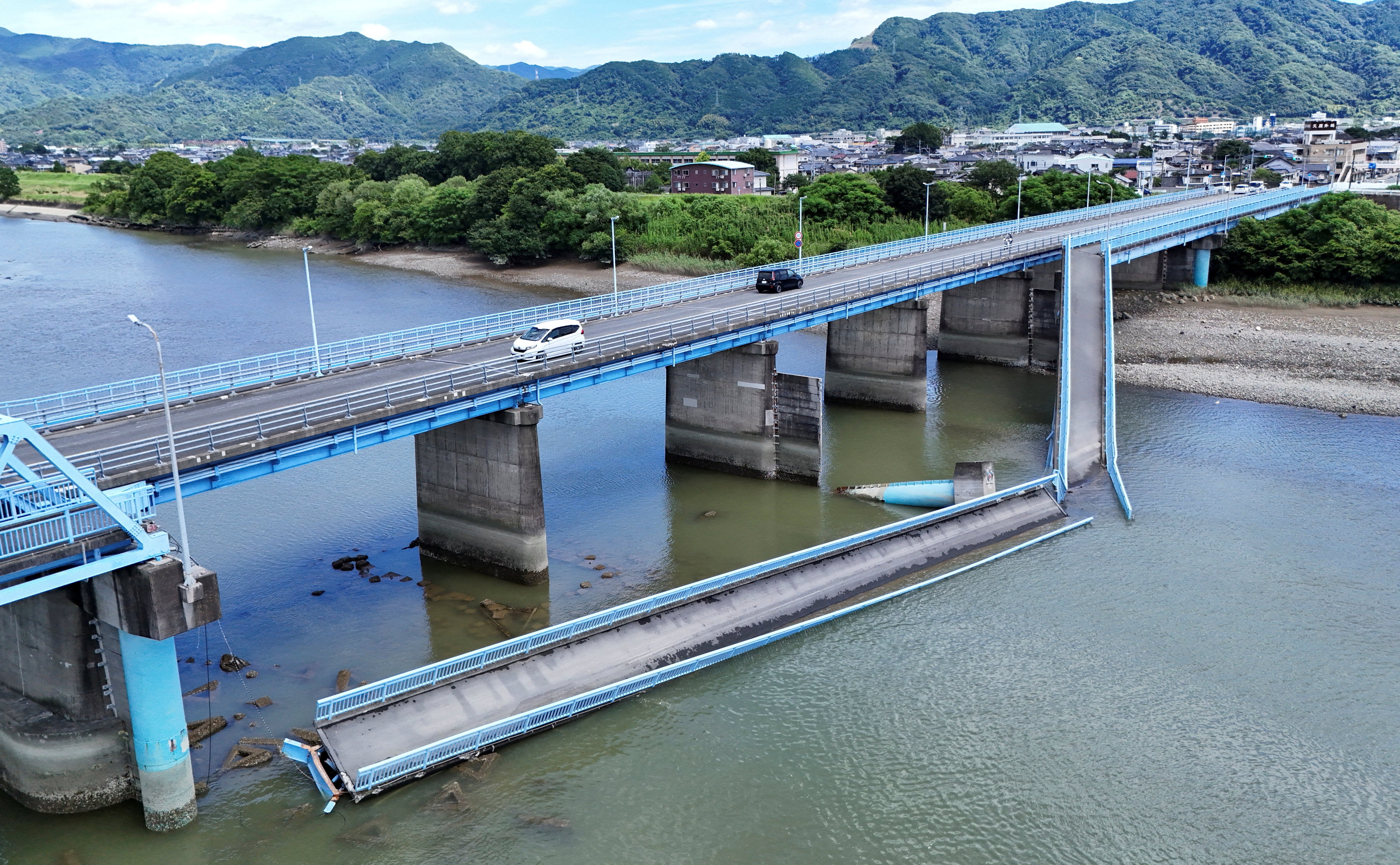 Japón busca sobrevivientes tras terremoto que deja 18 muertos