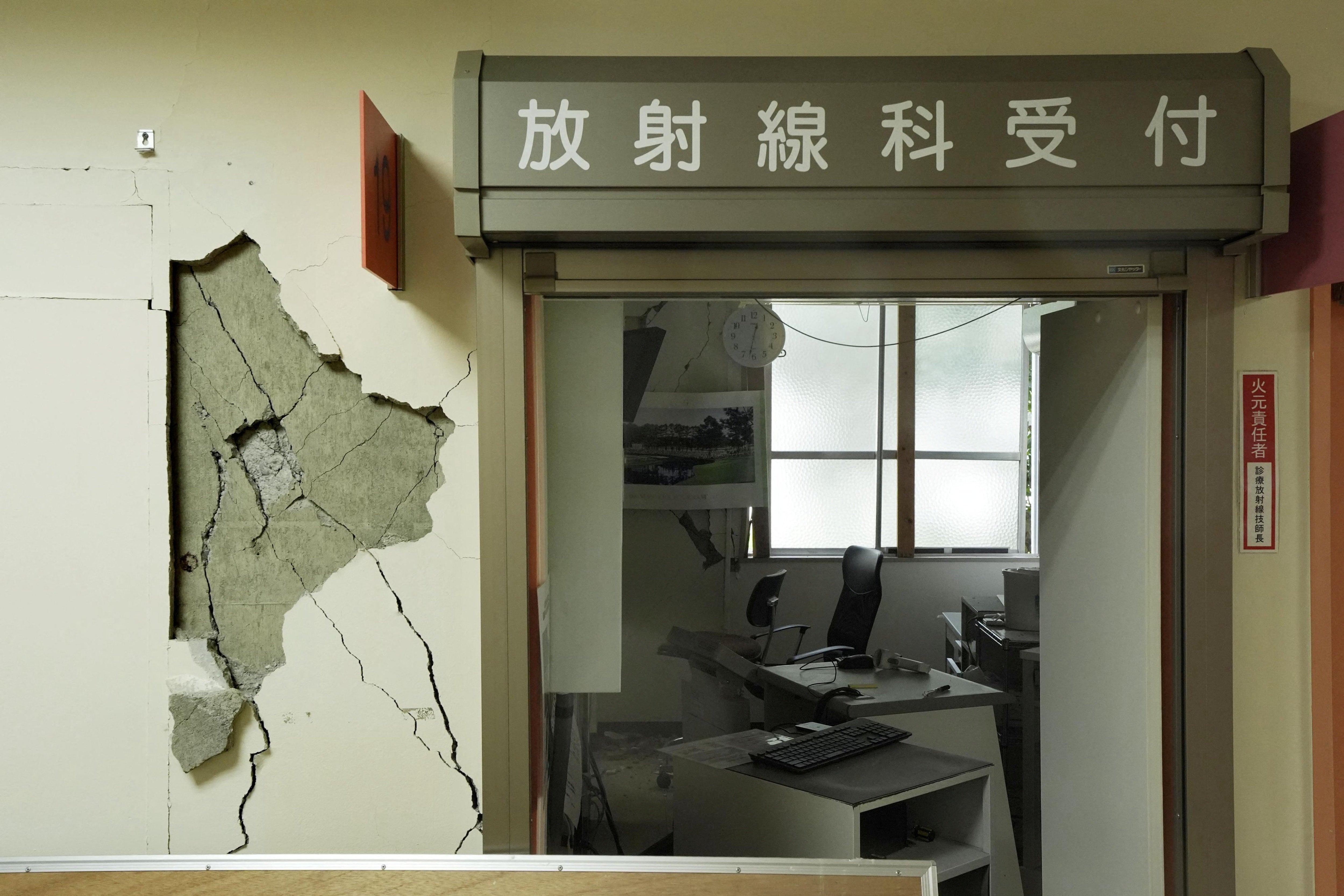 Vista de los daños en el Hospital Kumamoto Minami, en la ciudad de Uki, tras el terremoto que sacudió la prefectura de Kumamoto, en el sur de Japón