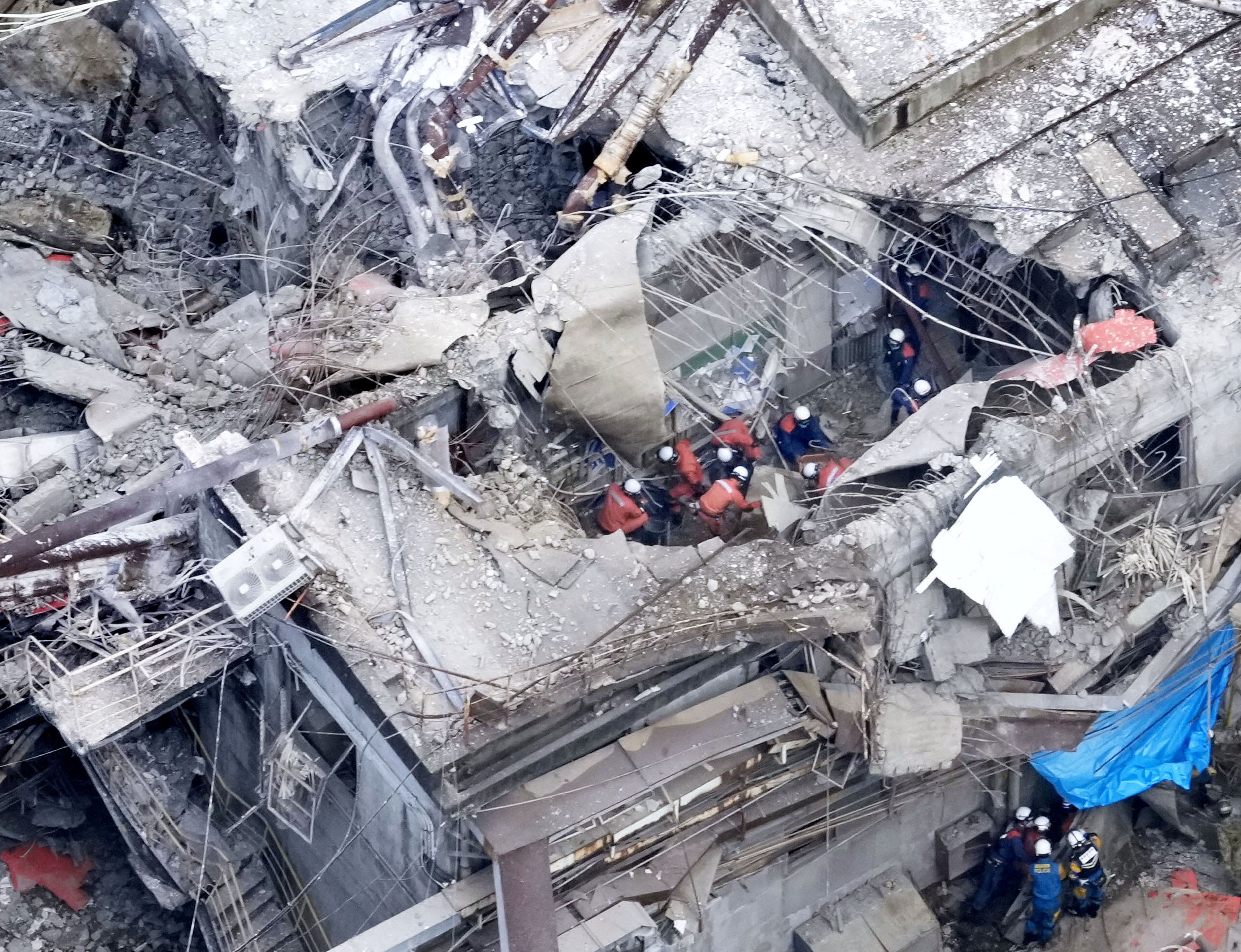 Vista aérea de los equipos de rescate que trabajan en la planta de Nippon Paper Industries