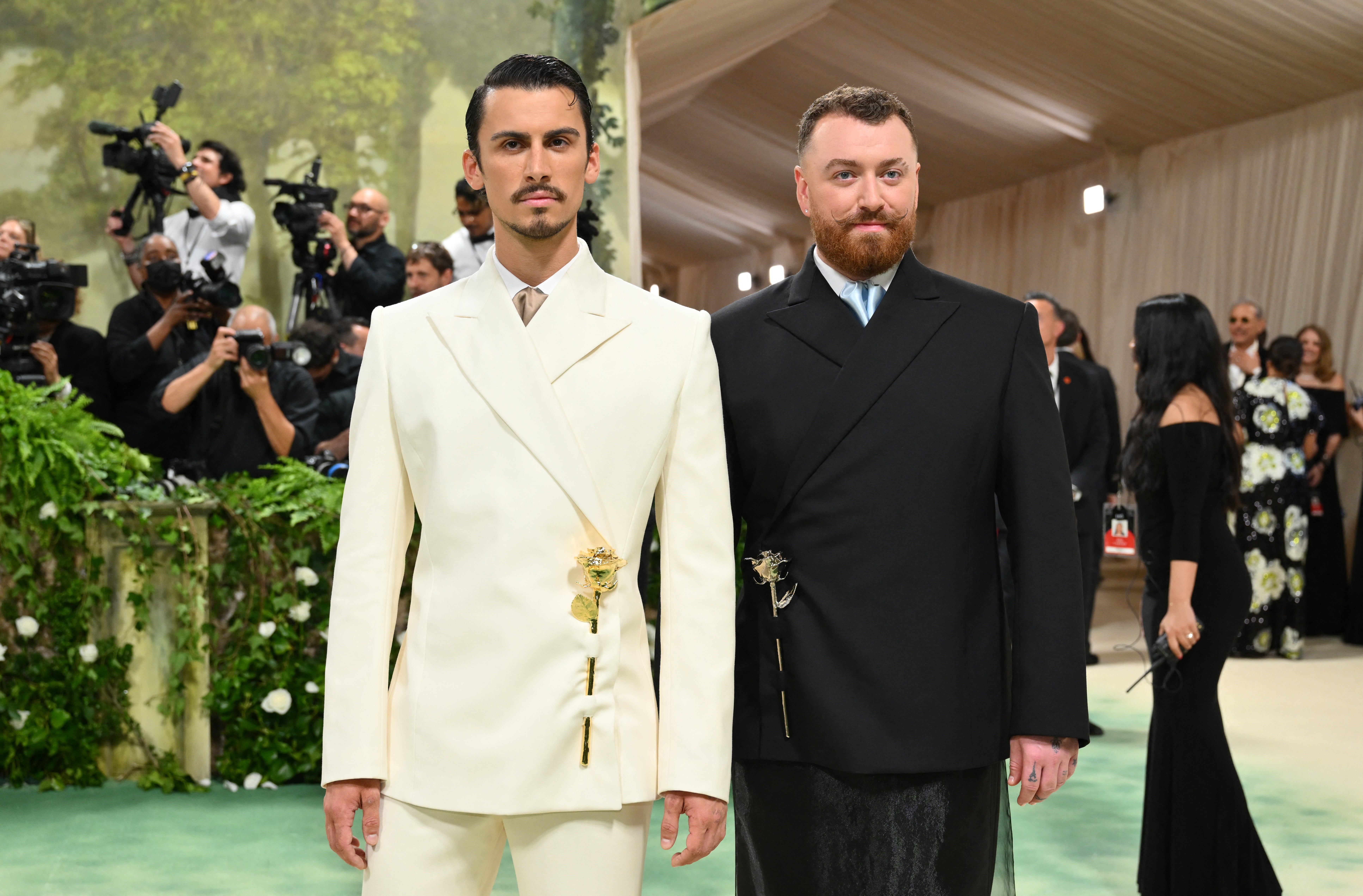 <p>Sam Smith, a la derecha, y Christian Cowan durante la Met Gala 2024  </p>