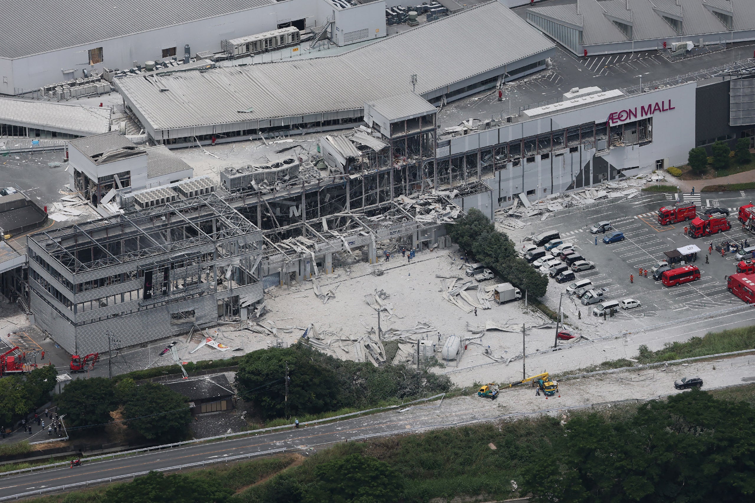 Vista aérea de los equipos de rescate en la planta de Nippon Paper Industries, en la ciudad de Yatsushiro, tras el terremoto de magnitud preliminar 7.1 que sacudió la prefectura de Kumamoto, en el sur de Japón
