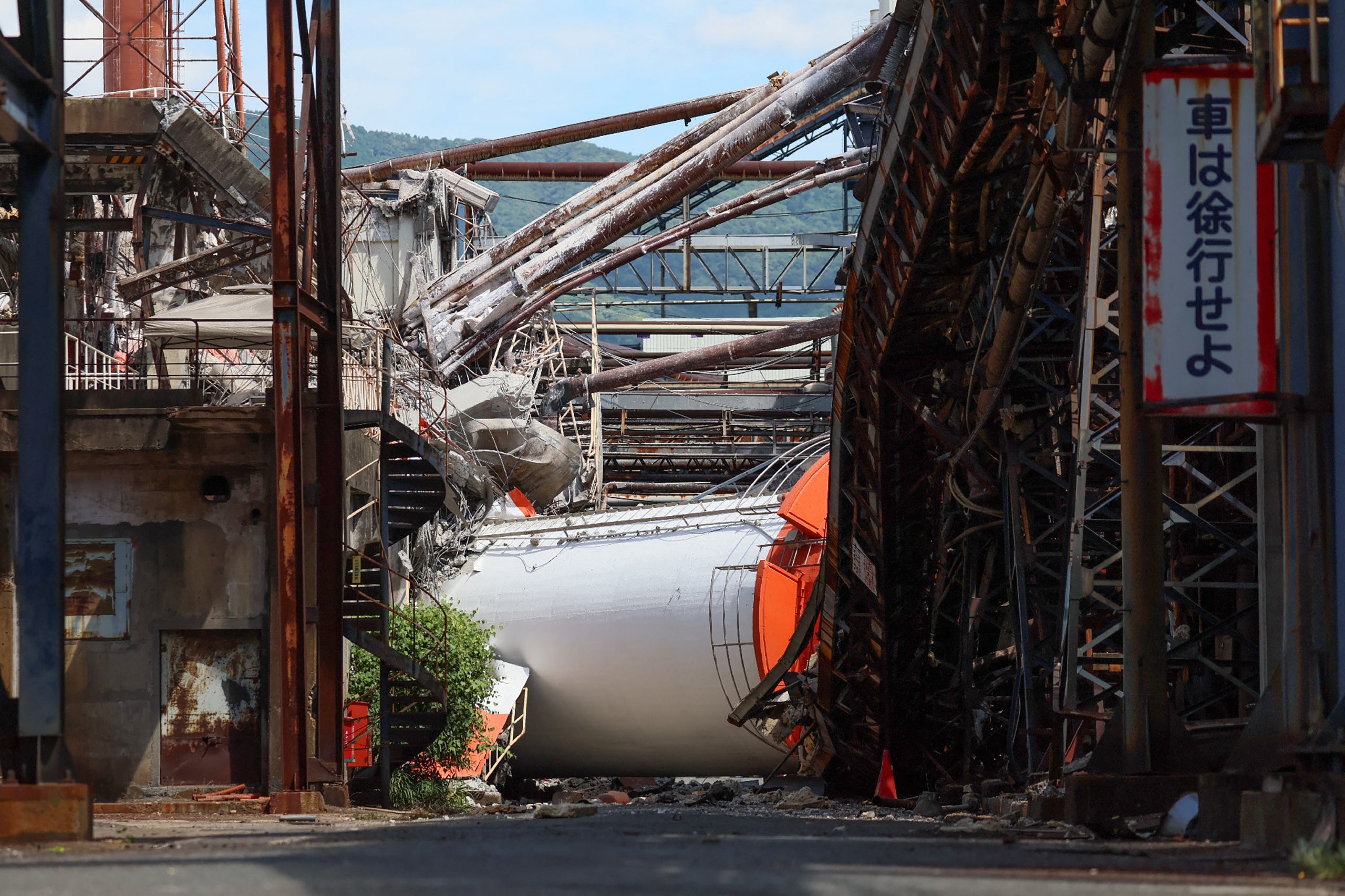 Una chimenea colapsada en la planta de Yatsushiro de Nippon Paper Industries, tras el terremoto que sacudió la prefectura de Kumamoto