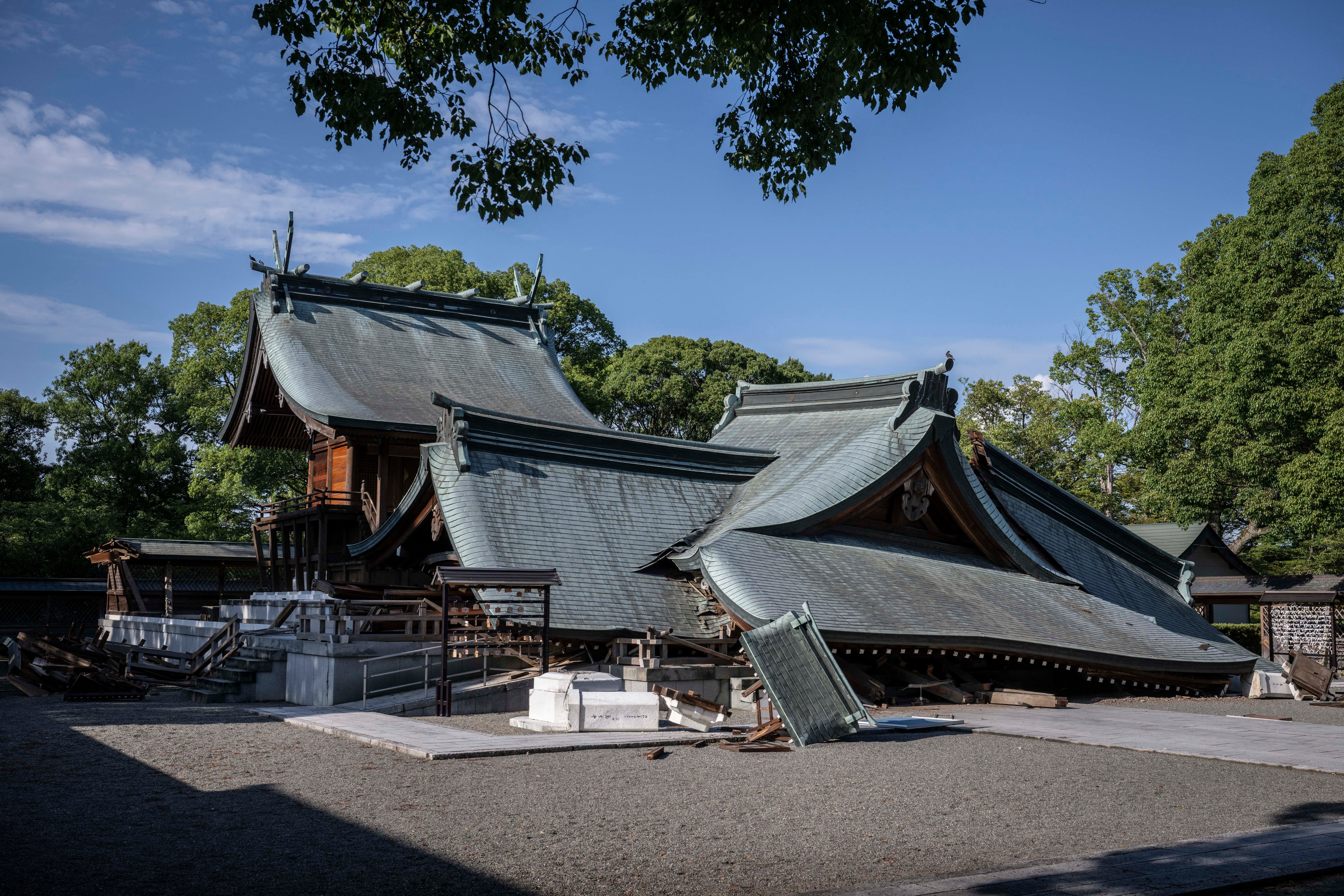 Parte del santuario Yatsushiro sufrió daños tras el terremoto en la prefectura de Kumamoto, Japón