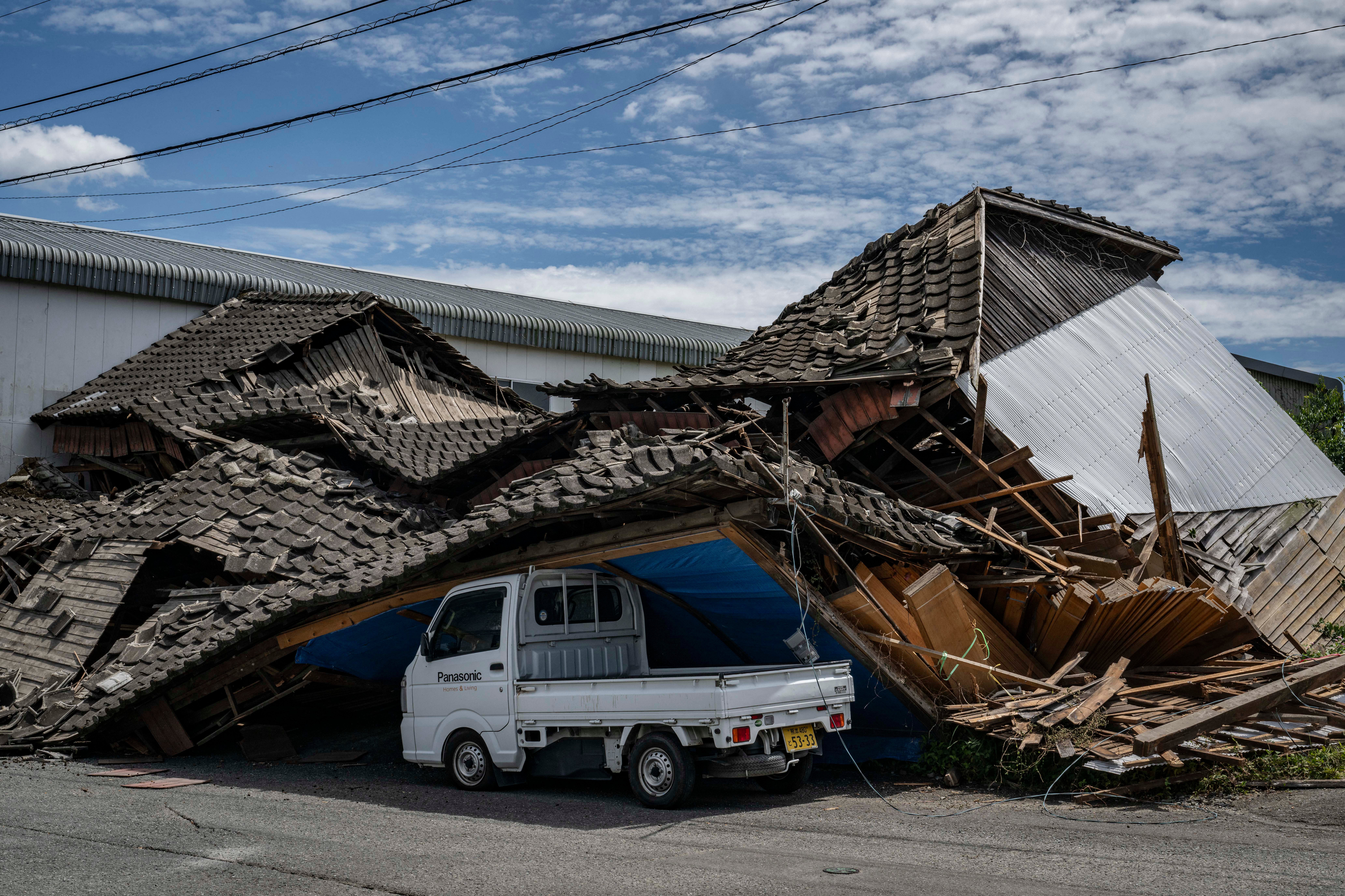 Una vivienda colapsó sobre un automóvil en Yatsushiro, prefectura de Kumamoto, tras el terremoto