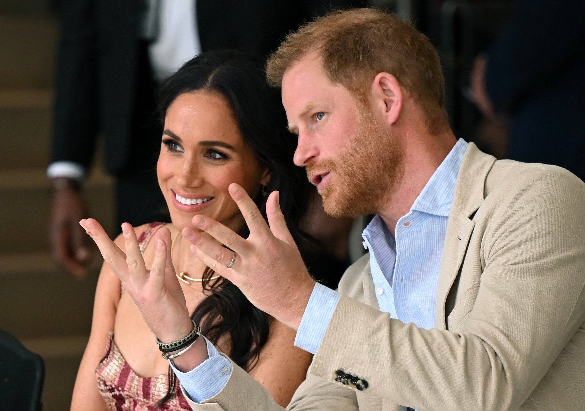 El príncipe Harry, fotografiado junto a Meghan Markle, ocupa el quinto lugar en la línea de sucesión al trono británico