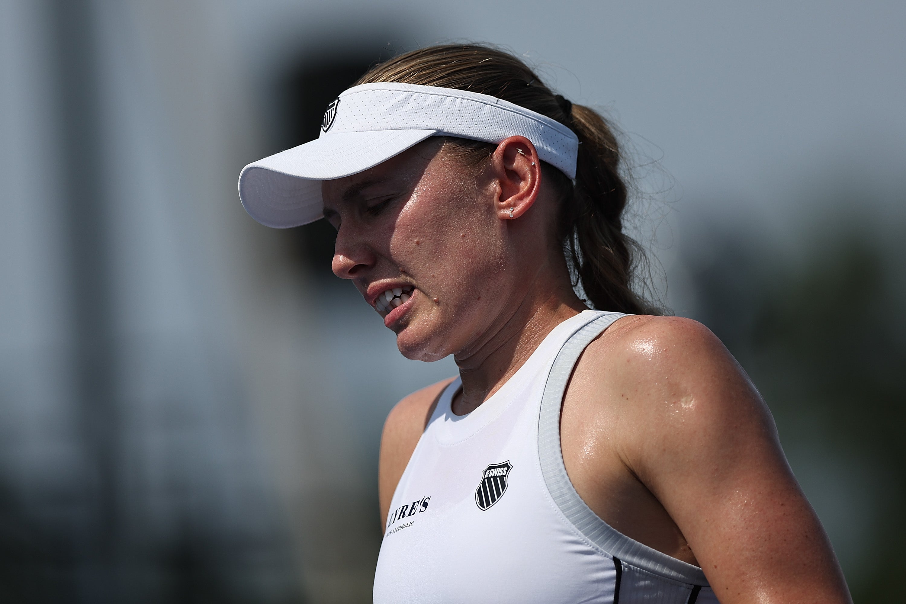 Ekaterina Alexandrova mostró evidentes signos de agotamiento en los últimos minutos de su partido de primera ronda