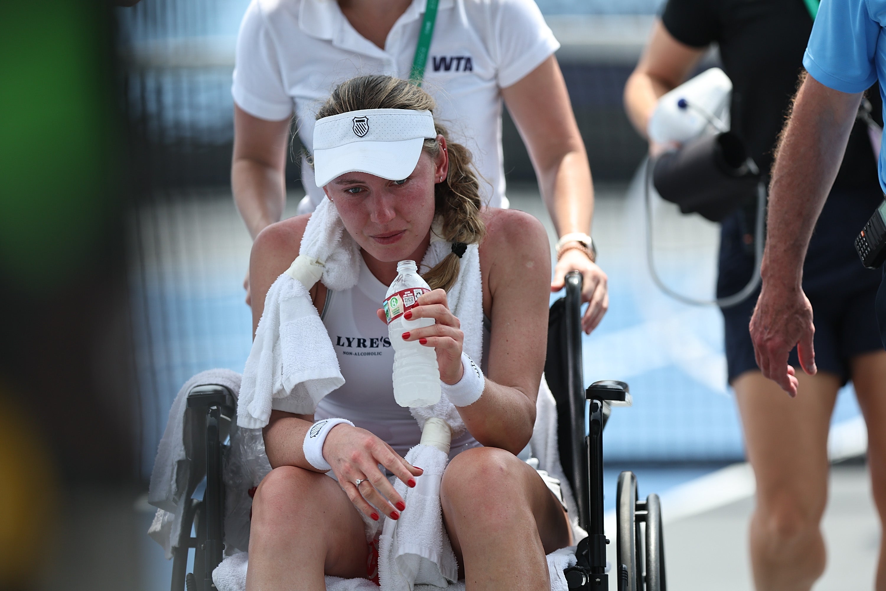 La tenista Ekaterina Alexandrova se desploma por el calor en el Clásico de Memphis