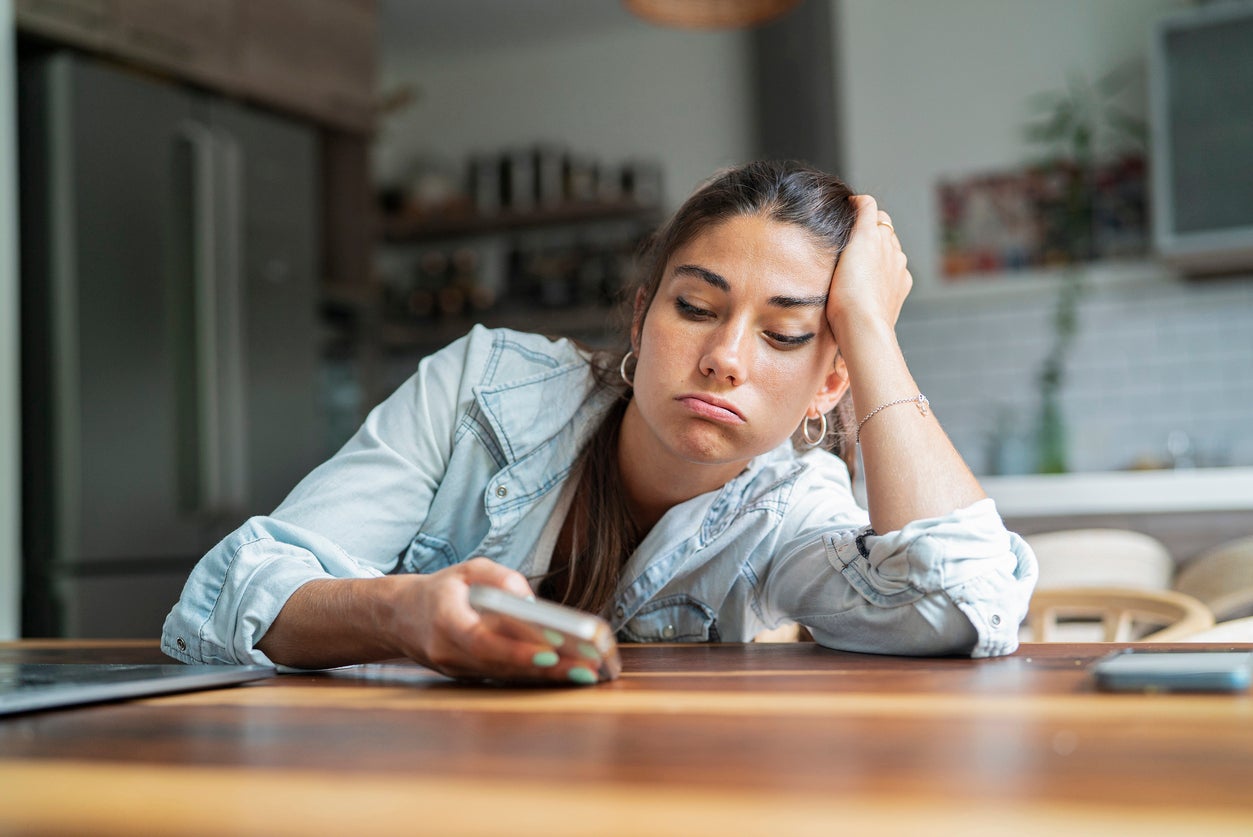 Carga emocional: las mujeres aseguraron que tener que enviar el primer mensaje les generaba una presión adicional
