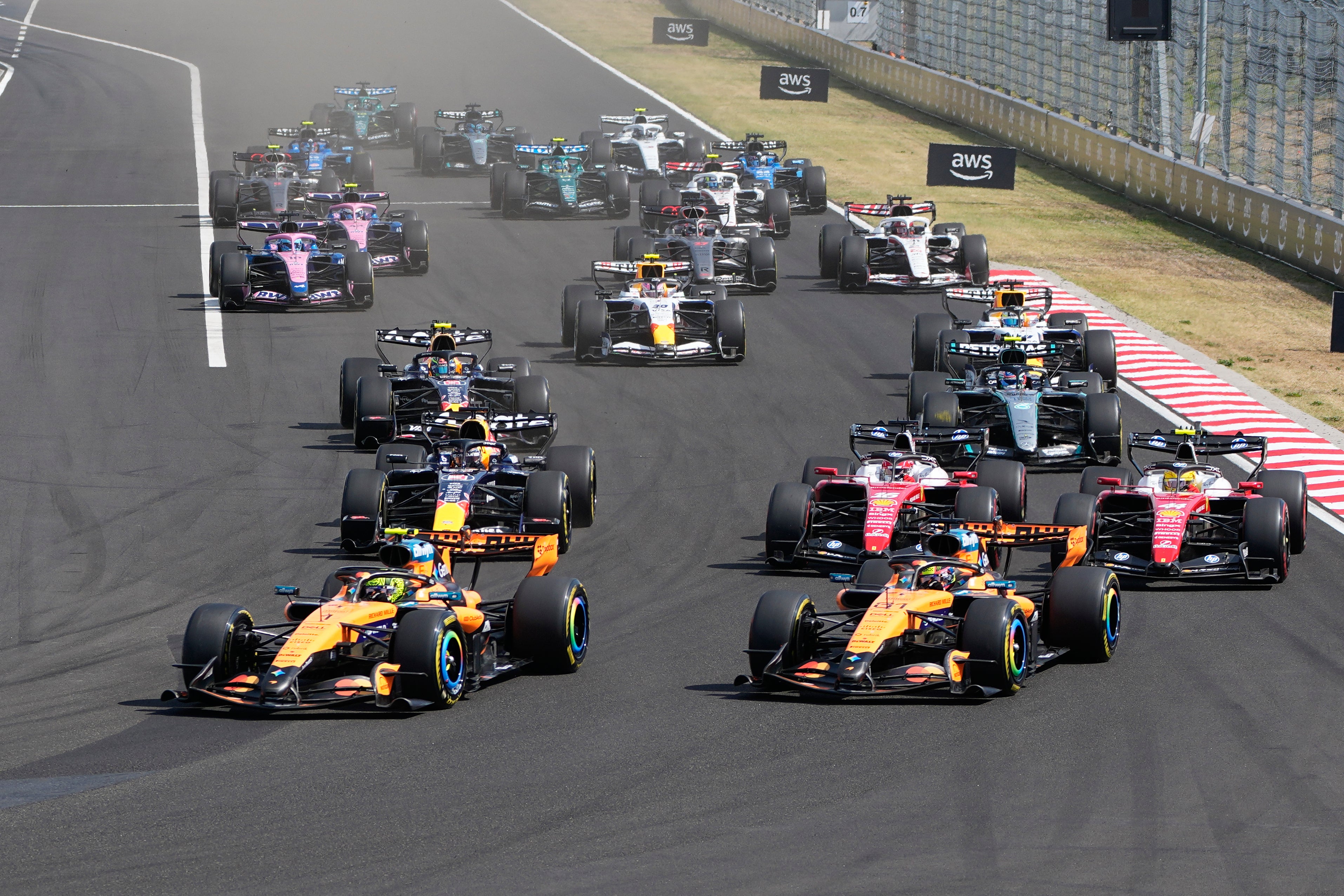 Jefe de la F1 dice que final de temporada podría pasar a Europa si guerra afecta Qatar y Abu Dhabi