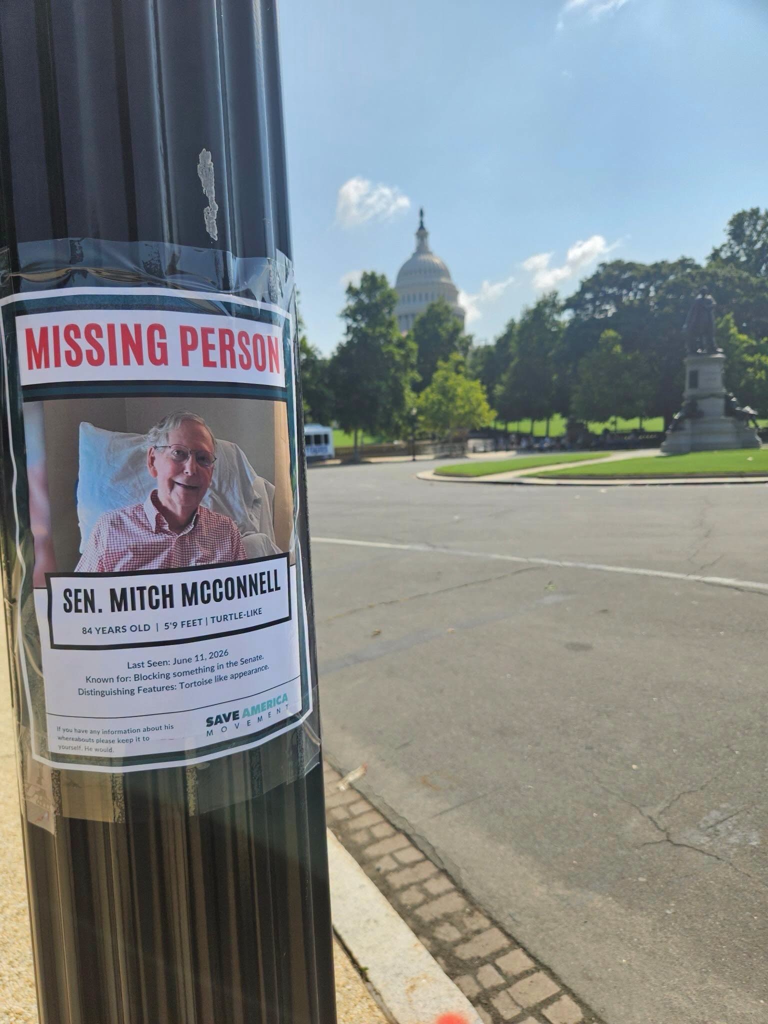 A finales de julio, bromistas colocaron por Washington carteles de “persona desaparecida” con la imagen del senador Mitch McConnell