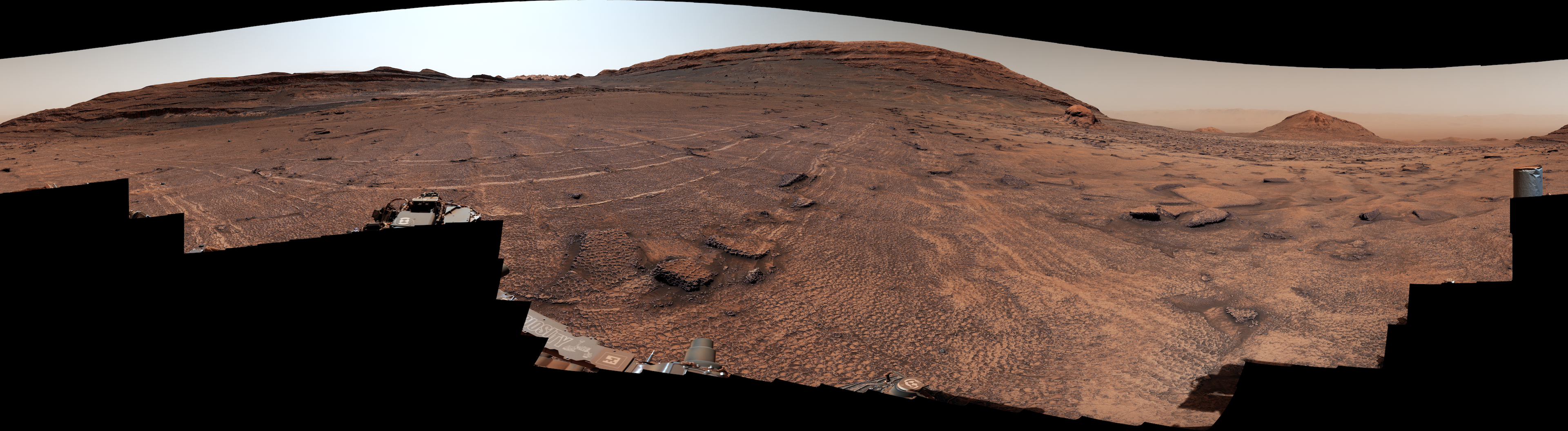 El terreno marciano está cubierto de misteriosos polígonos en esta imagen panorámica tomada por el rover