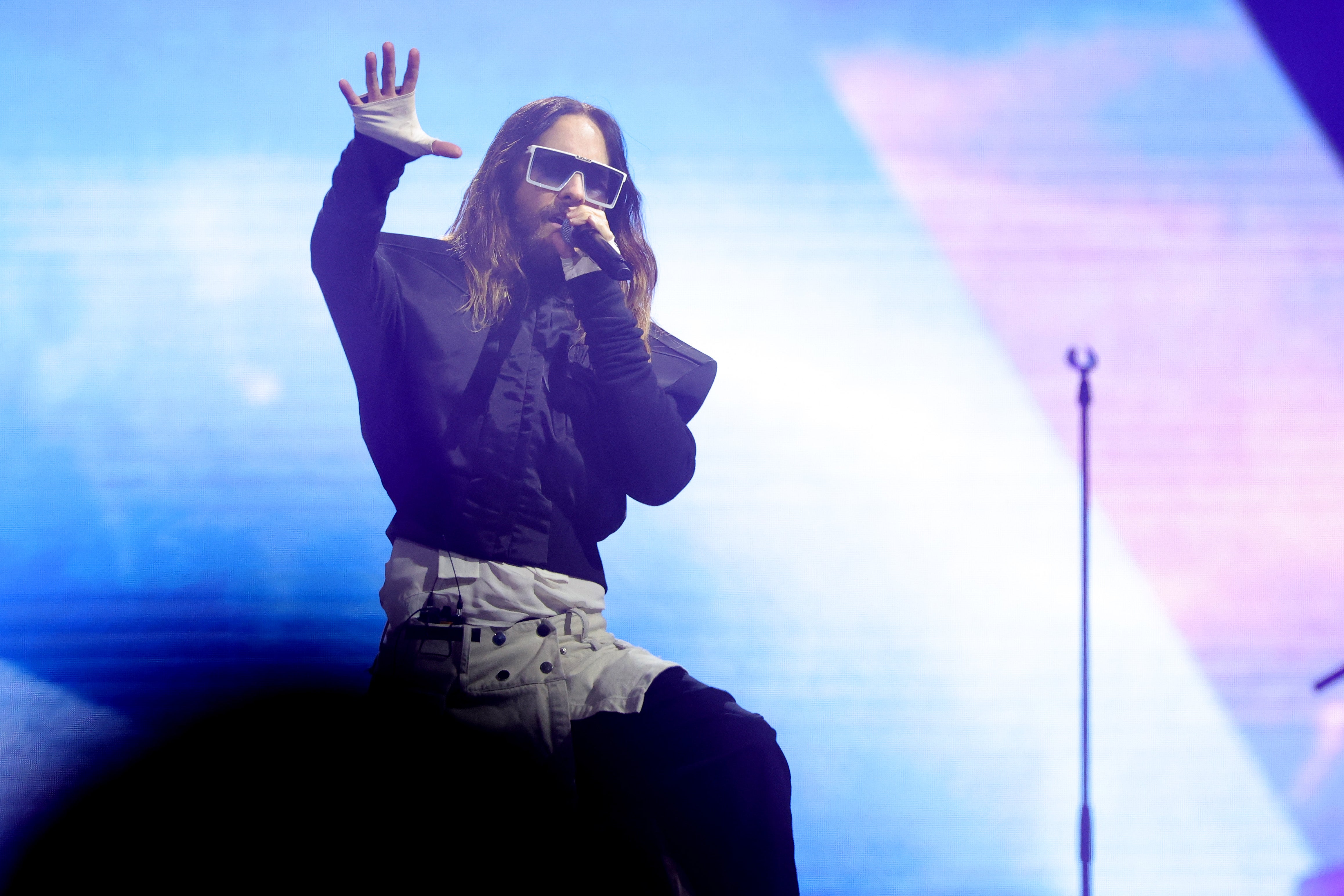 Leto en el escenario con su banda 30 Seconds to Mars en Arabia Saudita en 2024.