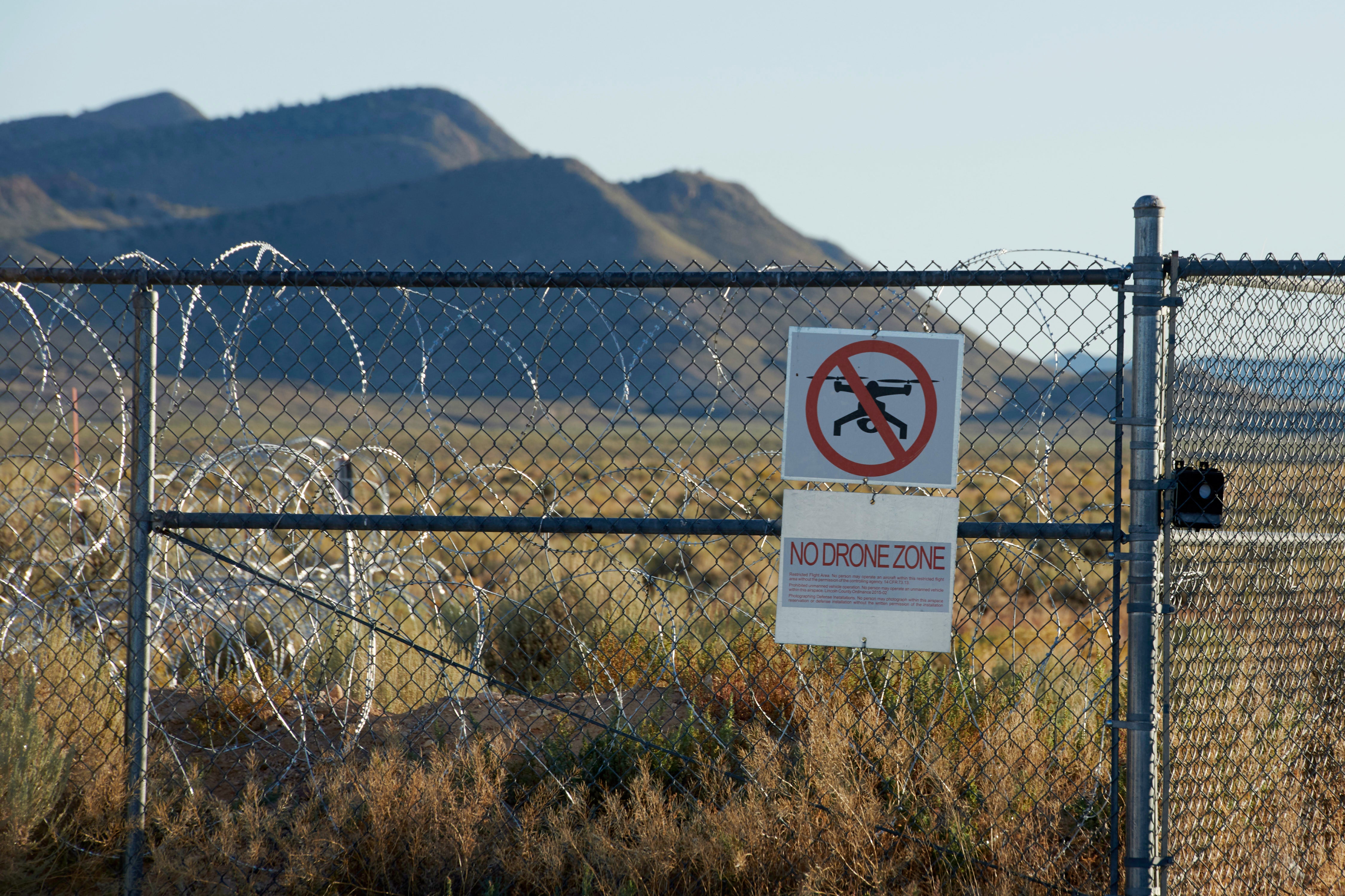 El Área 51, una instalación militar de alto secreto, se encuentra dentro del Campo de Pruebas y Entrenamiento de Nevada, que abarca unos 1,17 millones de hectáreas