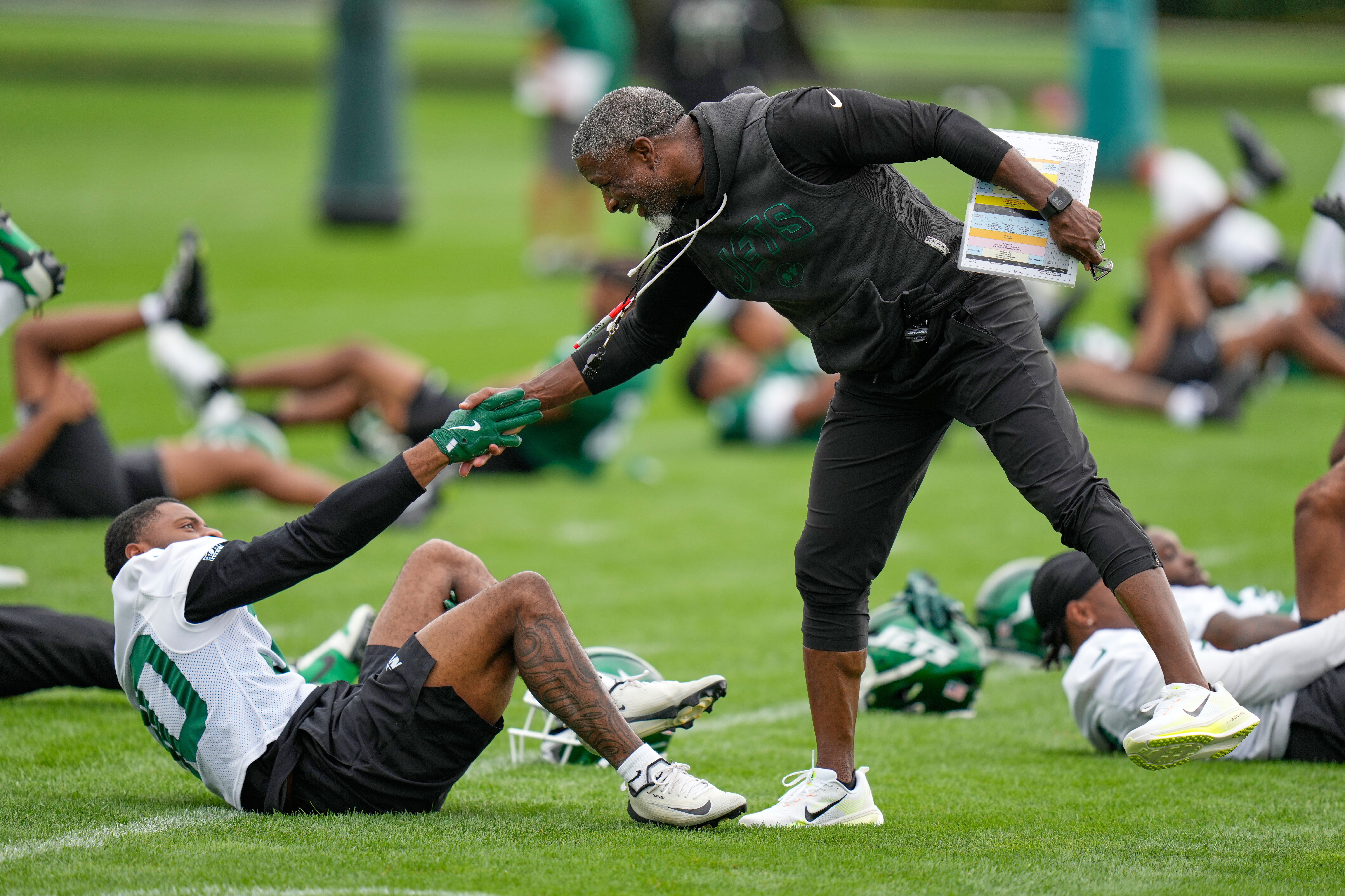 Sin eslóganes ni discursos emotivos: los Jets de Aaron Glenn abren campamento y buscan mejorar