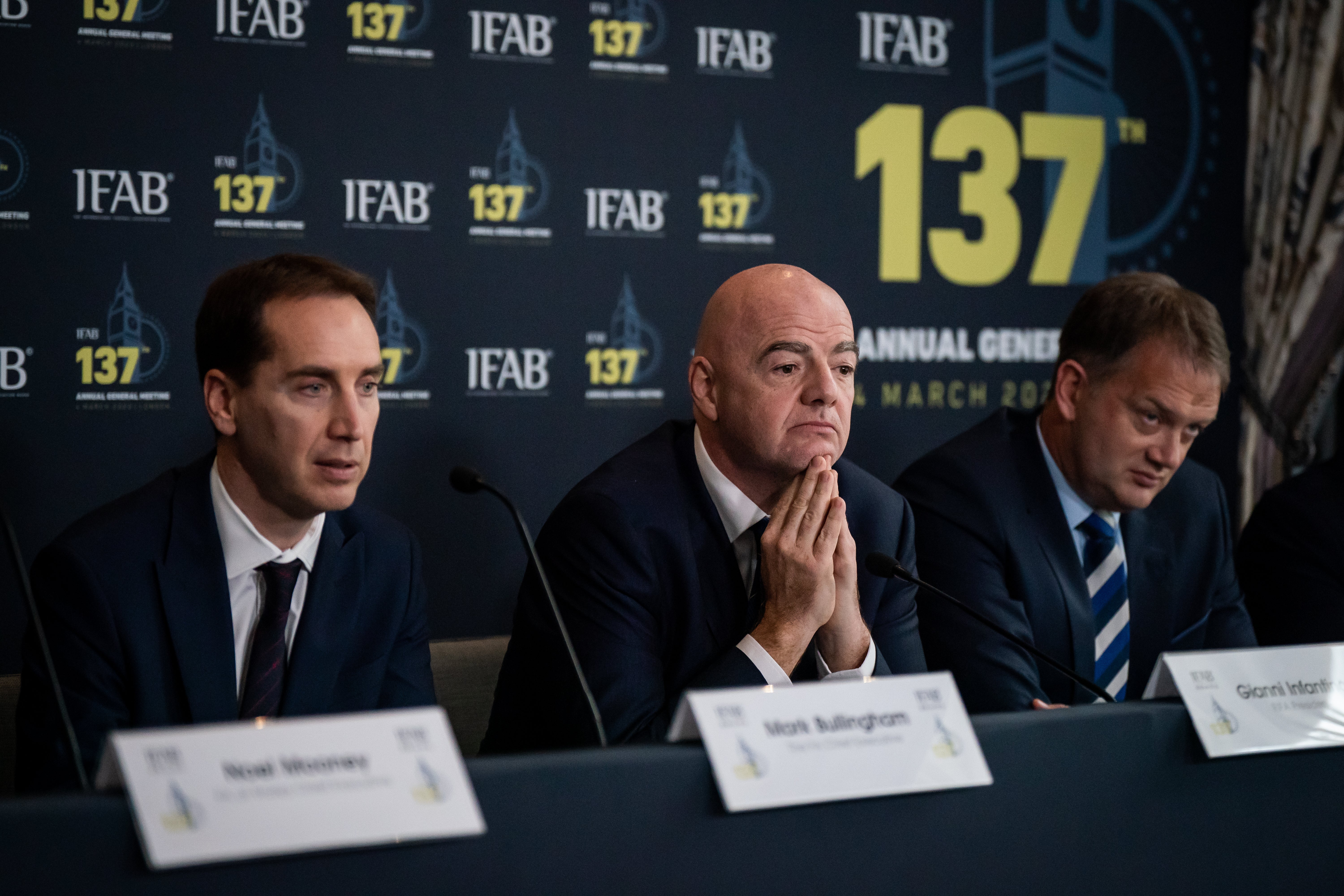 Mark Bullingham (izquierda) junto a Gianni Infantino