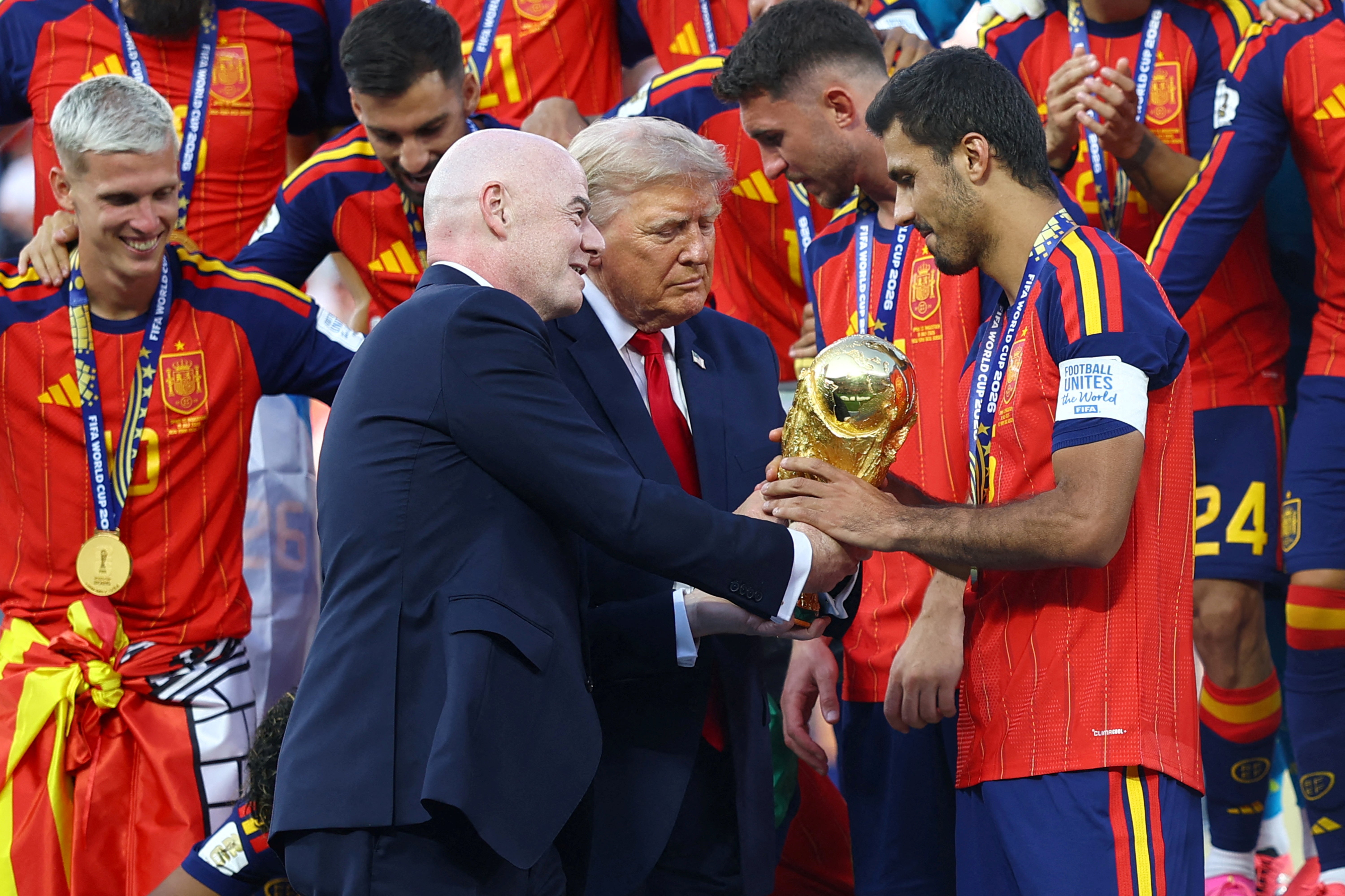 Trump e Infantino entregaron el trofeo del Mundial a la selección española