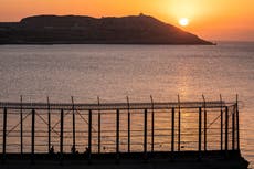 Cientos de migrantes marroquíes llegan a nado hasta el territorio español de Ceuta