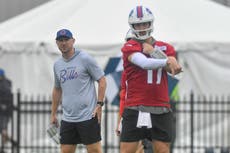Josh Allen acepta el cambio mientras los Bills abren el campamento con el nuevo coach Joe Brady