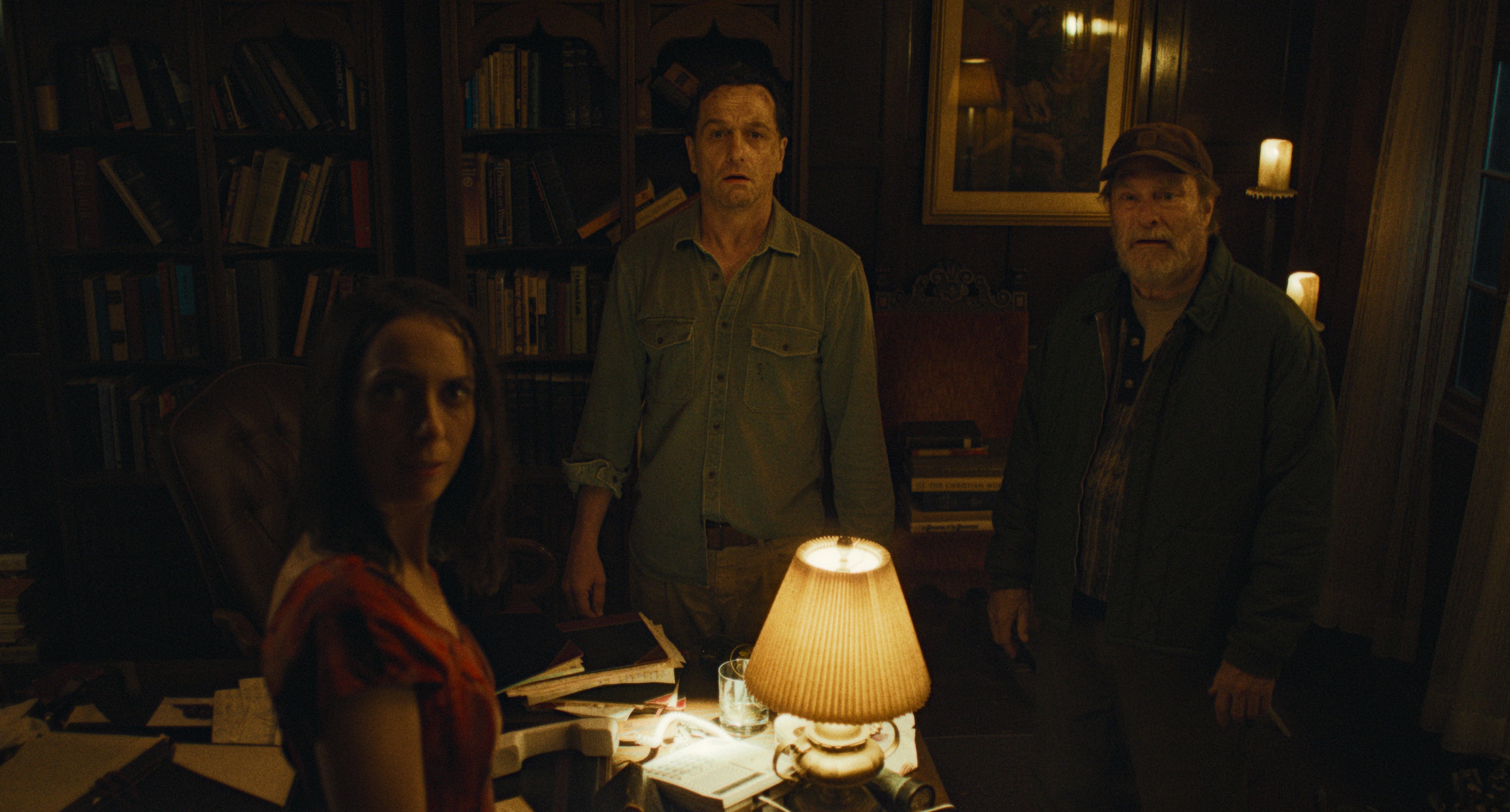 Kate O’Flynn, Matthew Rhys y Stephen Root forman un trío impecable en ‘La maldición de Widow’s Bay’