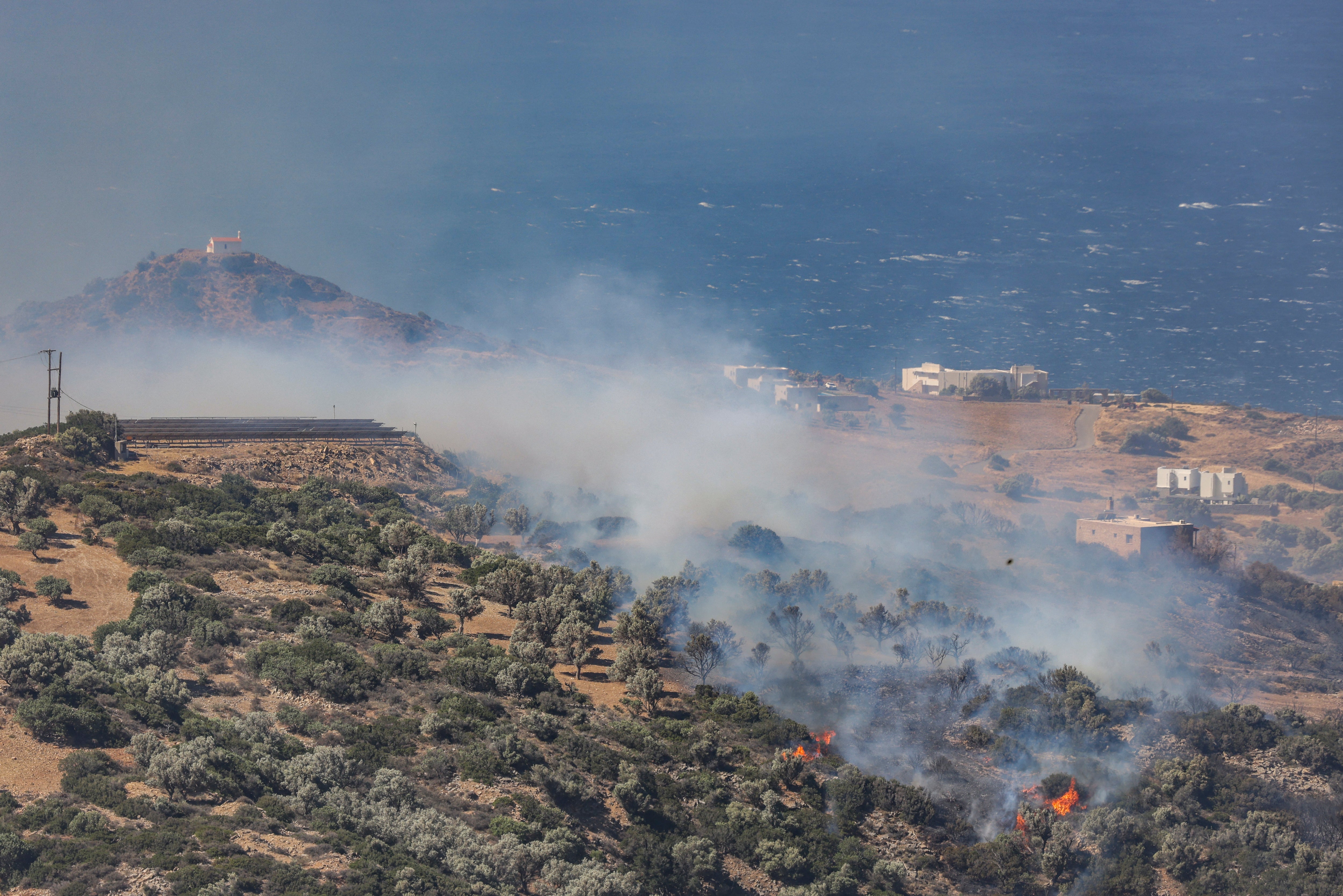 Tres bomberos murieron mientras combatían un incendio forestal en la isla griega de Creta