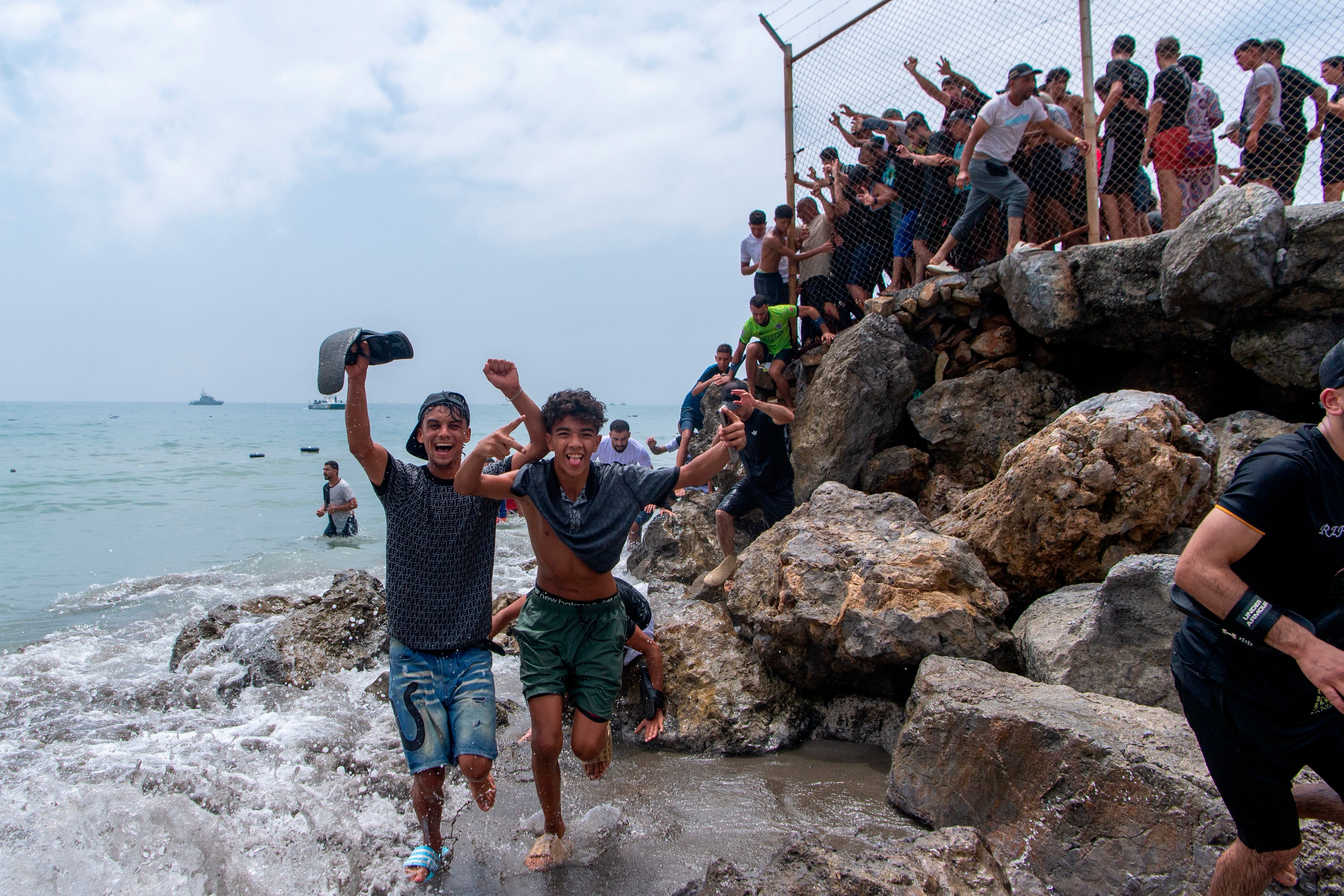 Las imágenes mostraban multitudes de personas paseando por los rompeolas de la playa de Tarajal