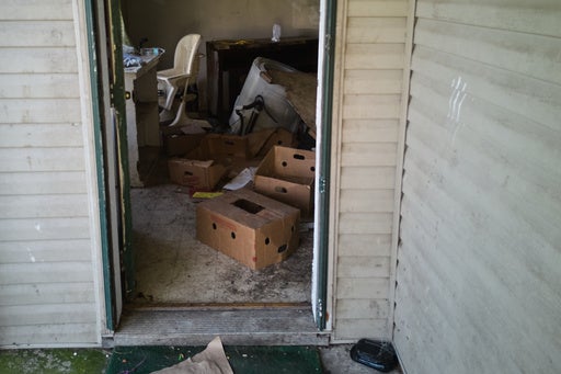 La policía habló de partes de la casa a las que no se podía acceder debido a la acumulación de basura en su interior