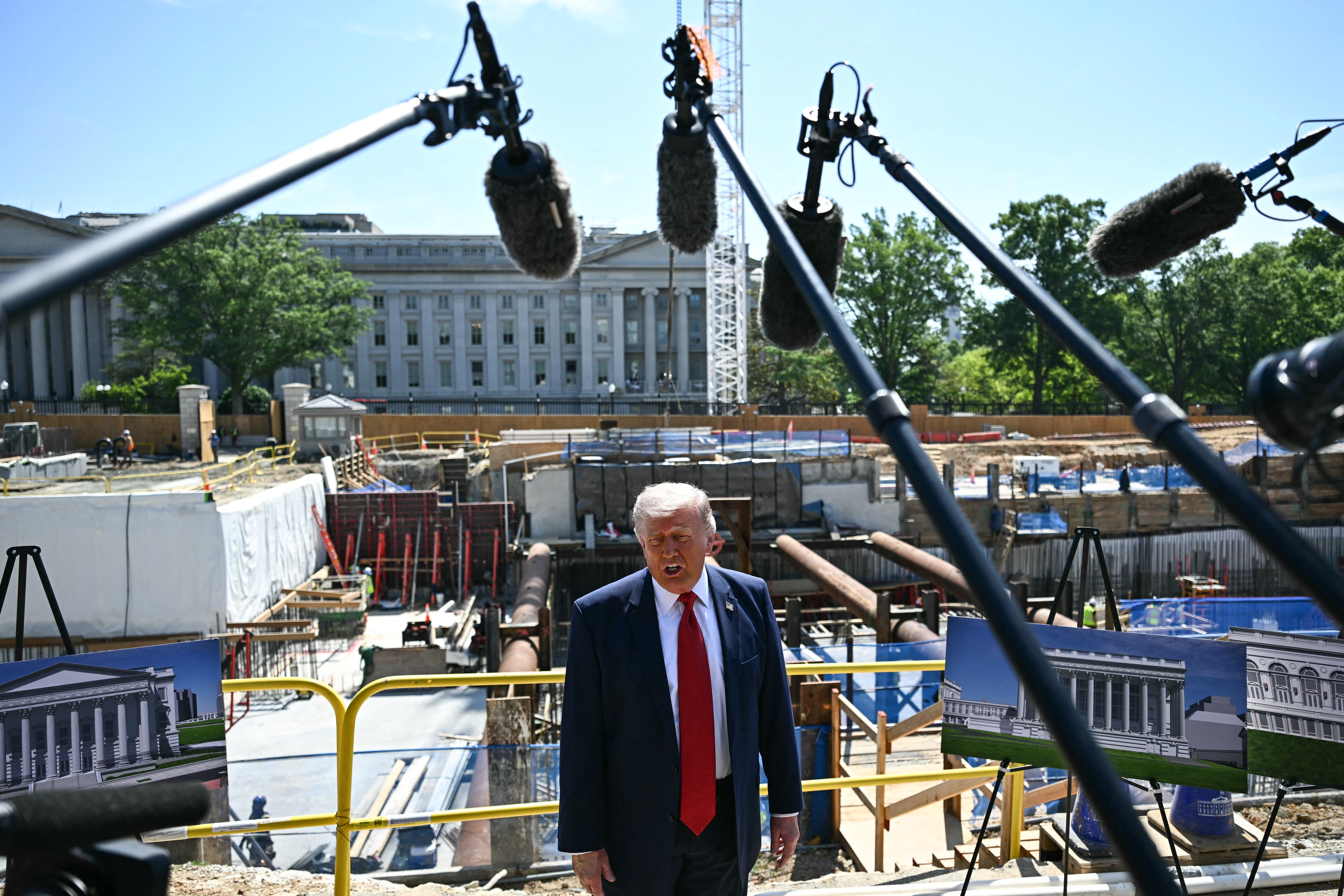 El presidente de EE. UU., Donald Trump, ha acelerado la construcción del salón de baile de la Casa Blanca, alegando que es necesario por motivos de seguridad nacional