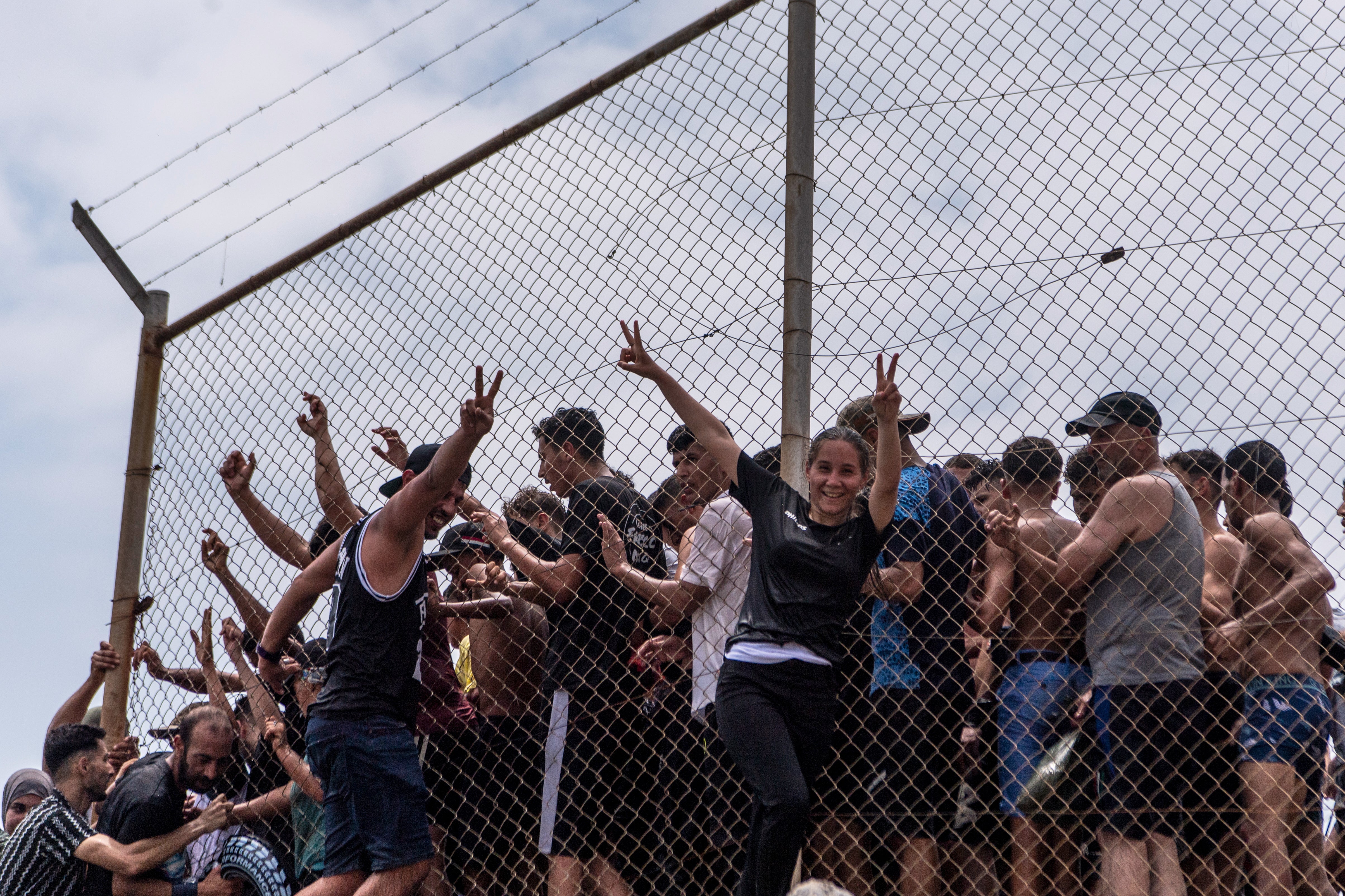 Un comerciante local relató que, cuando se rompió la cerca después de la medianoche, cientos de migrantes se abalanzaron a través de ella en cuestión de minutos