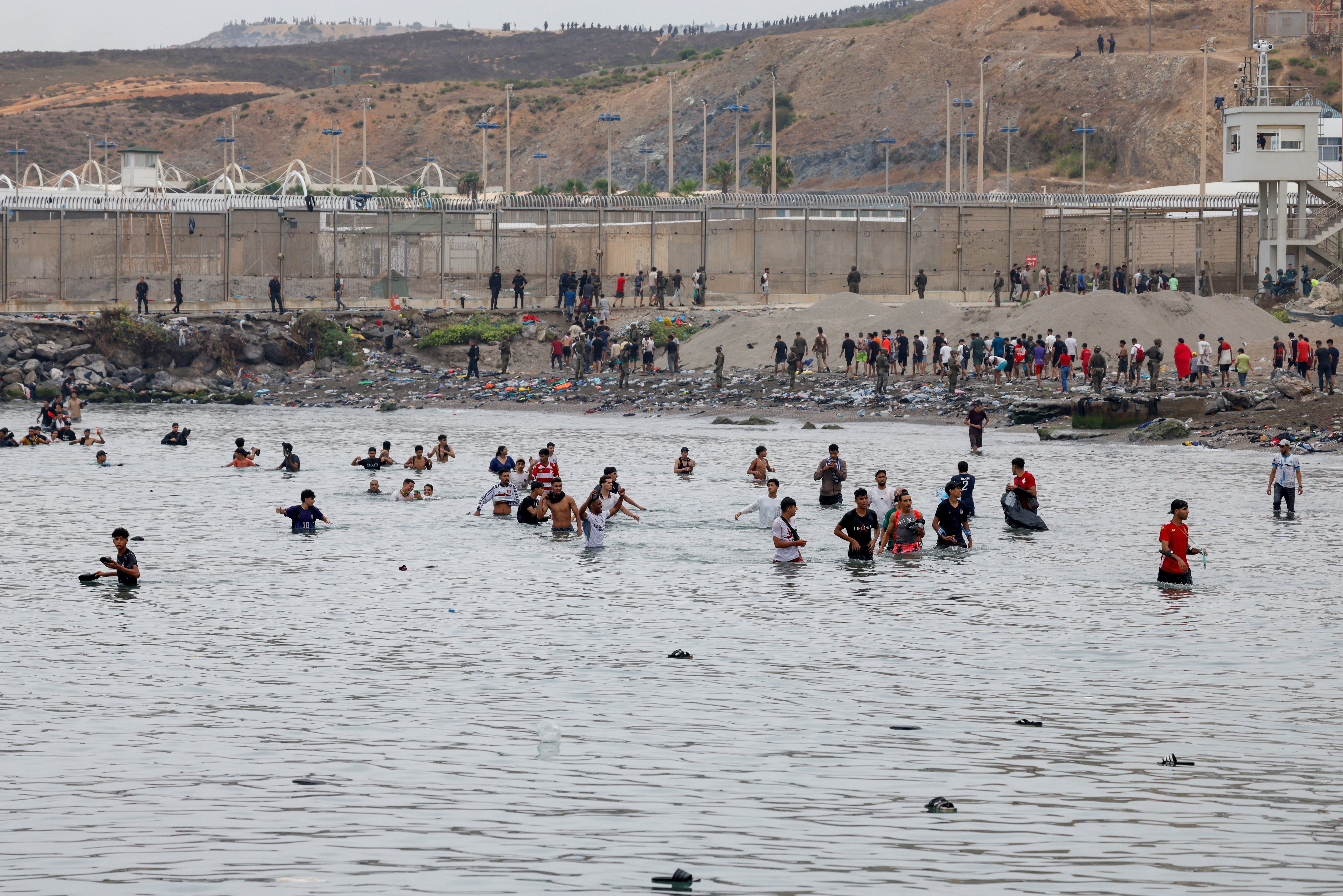 Los migrantes cruzaron el agua para entrar en territorio español