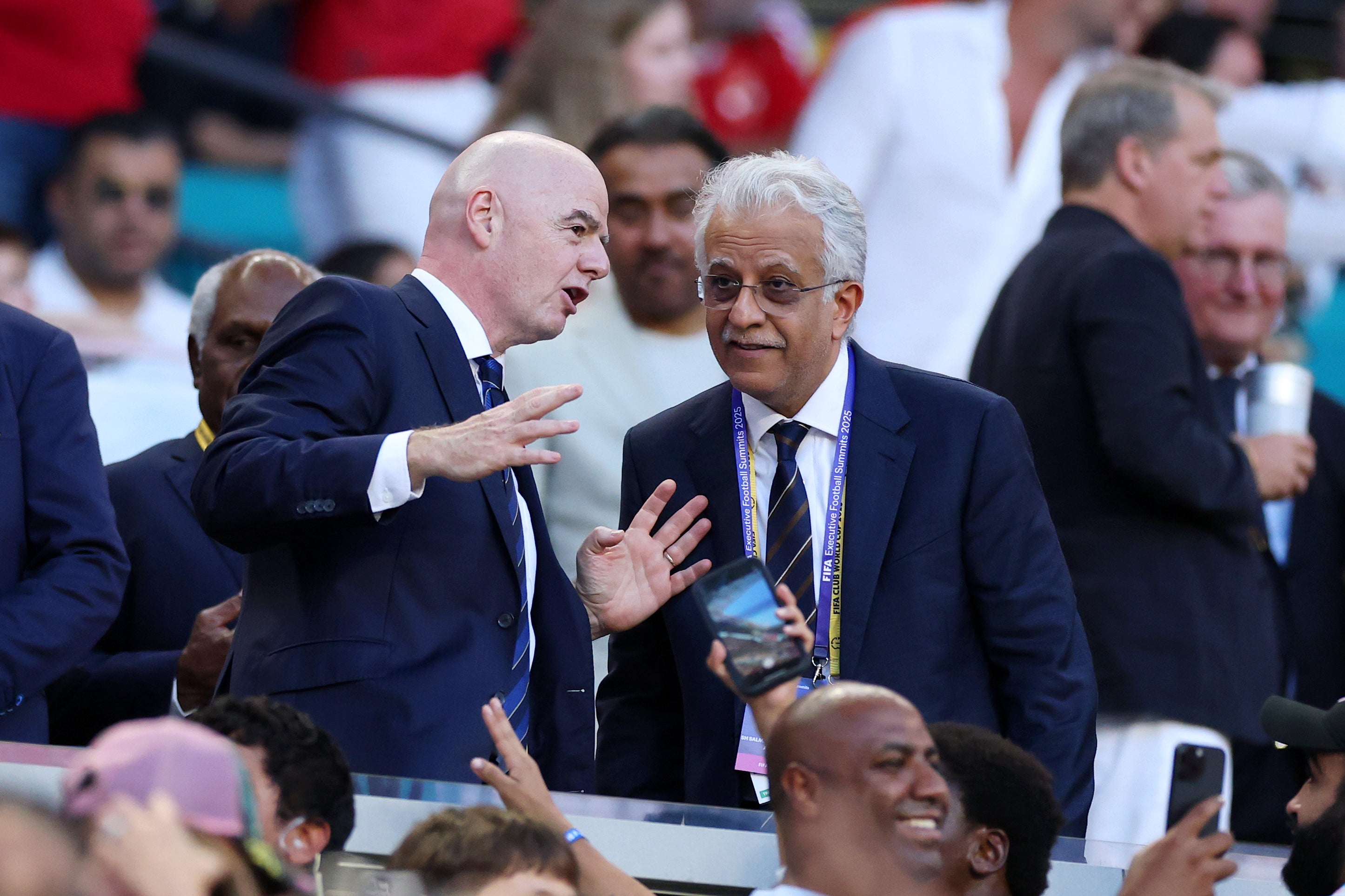 Infantino (a la derecha) habla con Salman bin Ibrahim Al Khalifa