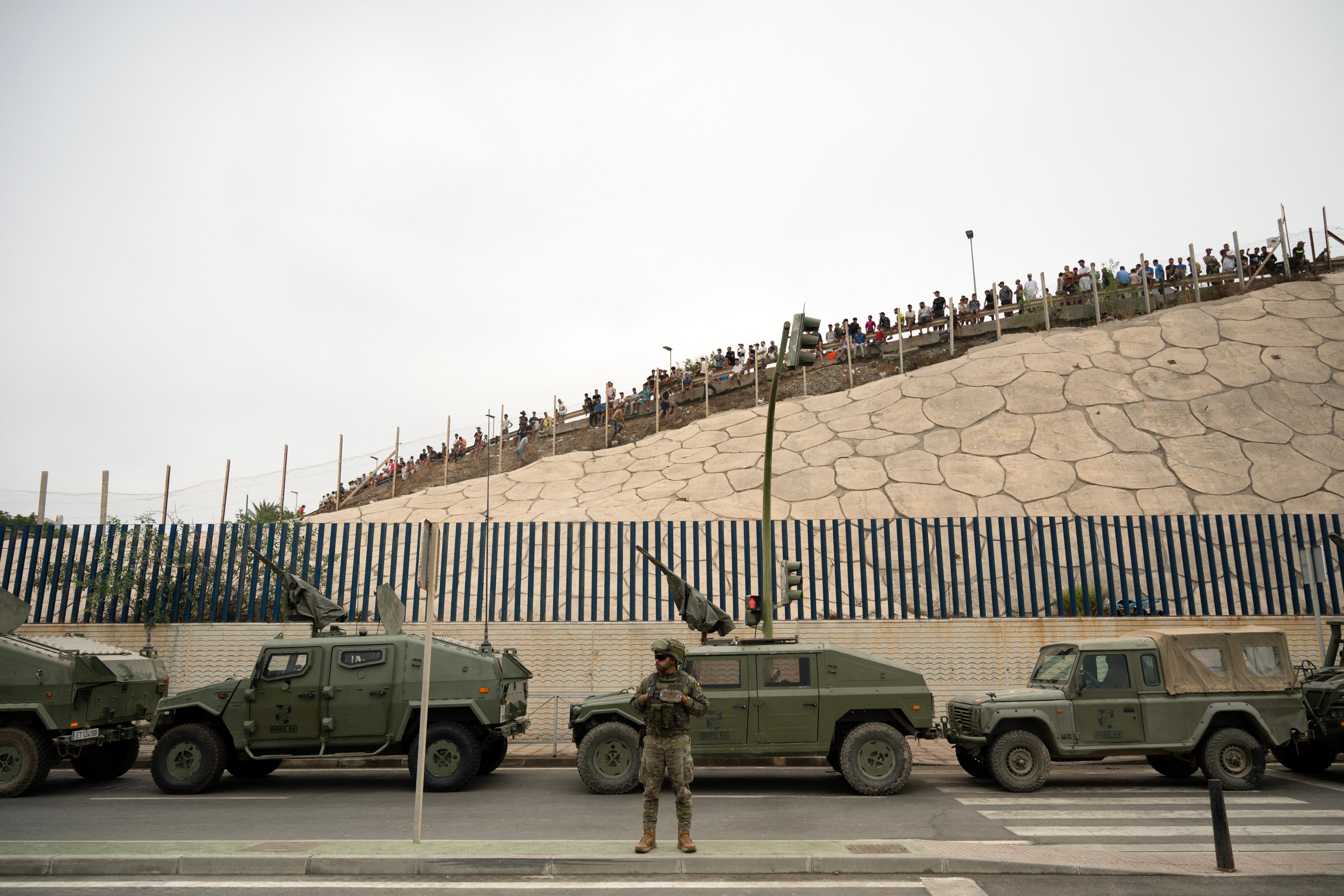 Se ha movilizado a los ejércitos marroquí y español para ayudar a vigilar la frontera después de que miles de personas la cruzaran por tierra y por mar el jueves