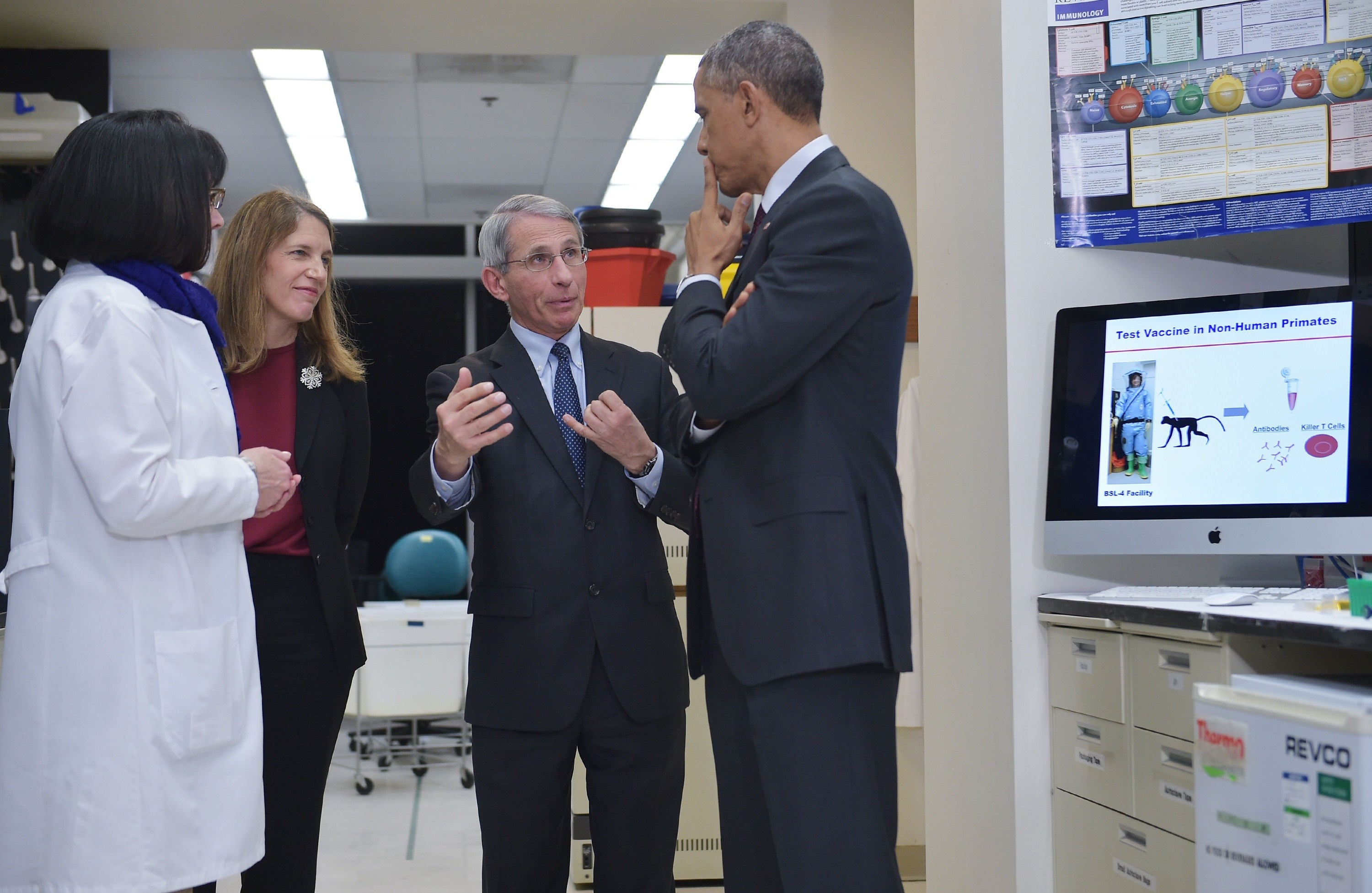 Fauci y Obama, fotografiados juntos en 2014, hablaron por teléfono en 2021, según trascendió, mientras Fauci enfrentaba fuertes críticas de los seguidores del movimiento MAGA por su gestión de la pandemia de COVID-19, incluidos ataques de la familia Trump