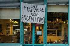 Un cartel de Malvinas en el Mundial desata fiebre cultural en Argentina