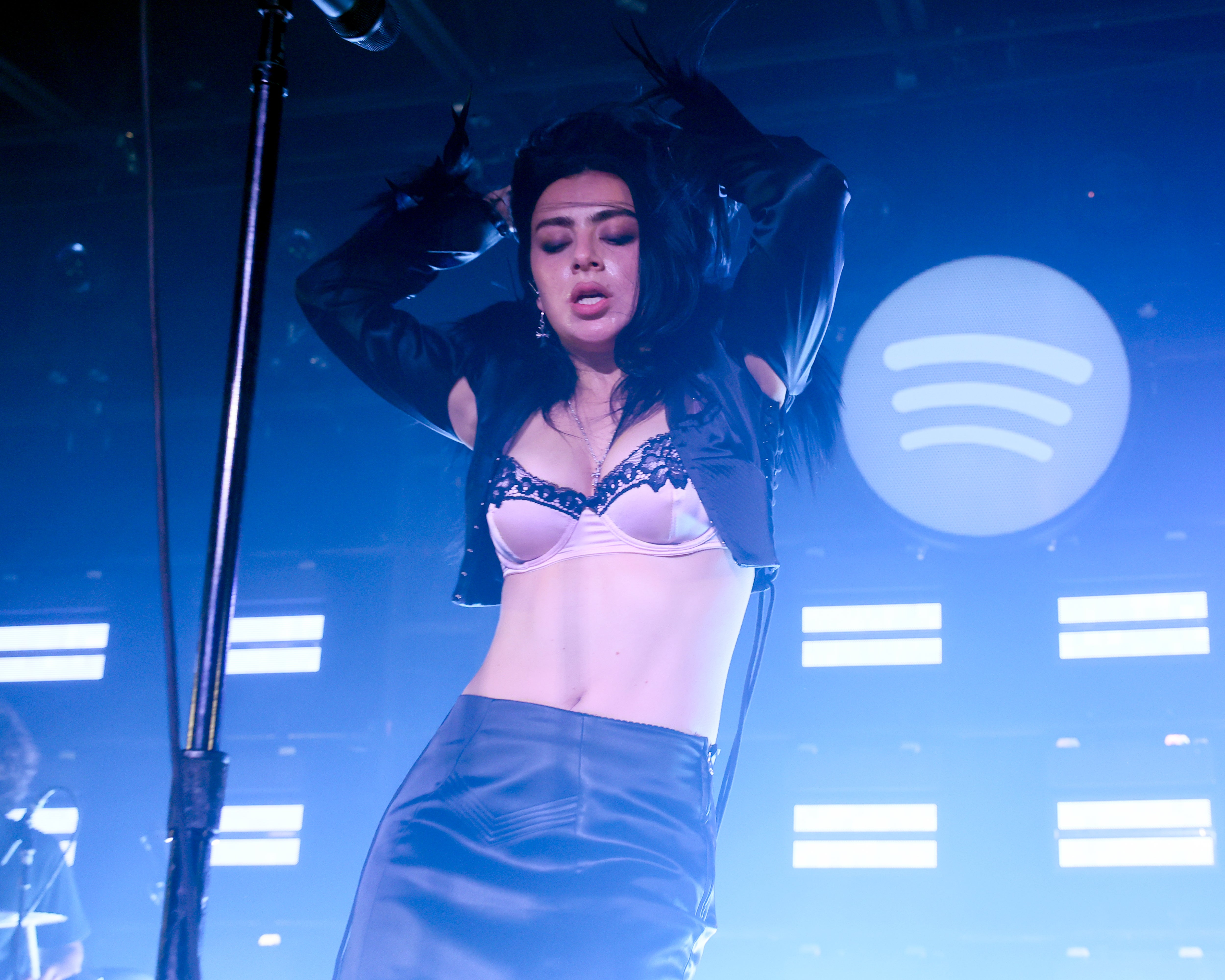 <p>  Charli XCX explora la vulnerabilidad y el valor de atreverse a fracasar en ‘Music, Fashion, Film’</p>