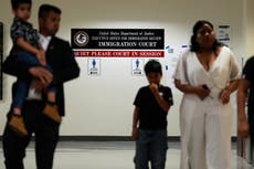 Ritmo vertiginoso en tribunales migratorios de EEUU aumenta las órdenes de deportación